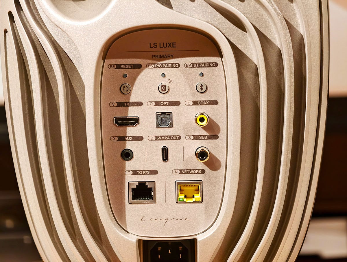 KEF 最新宣佈推出與著名設計師 Ross Lovegrove 聯手打造的 LS LUXE 無線音響系統。延續經典之作 Muon 的設計風格，LS LUXE 以極具藝術感的有機雕塑流線外形登場，圓潤的低衍射箱體採用了先進的 BMC 複合材料，將奢華生活美學與純淨聲學融合。