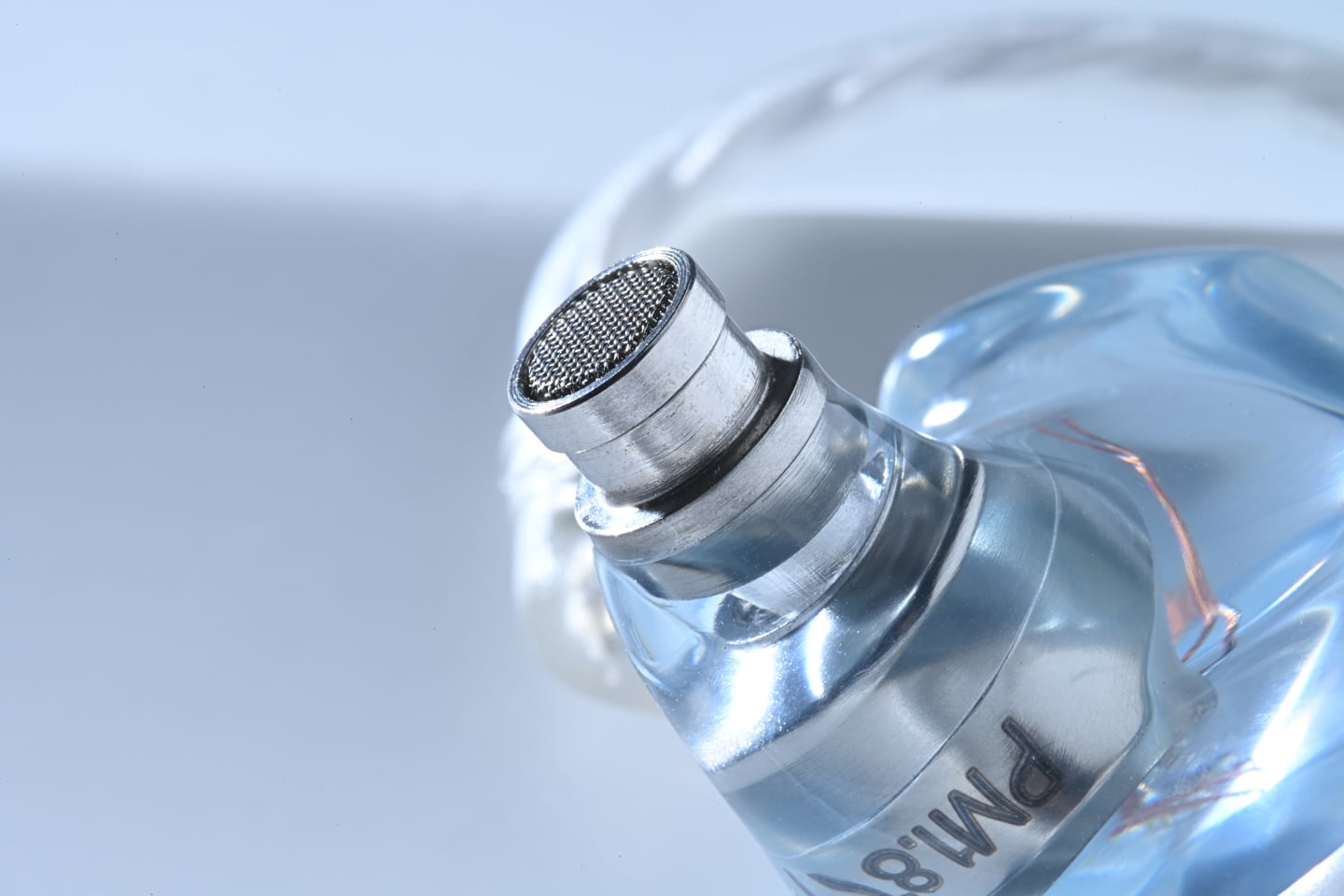 DITA Audio 一直以單元架構與聲學調校見稱，品牌多年來在耳機市場上建立起鮮明個性，從早年的 Dream、Truth，到近年的 Project M，都圍繞著精緻、自然與高密度的聲音取向發展。相隔兩年，Project M₂ 正式登場。從官方規格到實際聽感來看，這並不只是一次外觀翻新或簡單規格升級，而更像是一次重新整理聲底、重塑聲音走向的作品。
新一代在保留 DITA 一貫的高解析度與細節量之餘，亦加入更多空氣感、空間層次與包圍感，令整體表現由偏向分析，進一步走向更耐聽的音樂性表達。對於喜歡單動圈耳機那種一氣呵成、自然流暢聲底的用家而言，Project M₂ 會相當具吸引力。