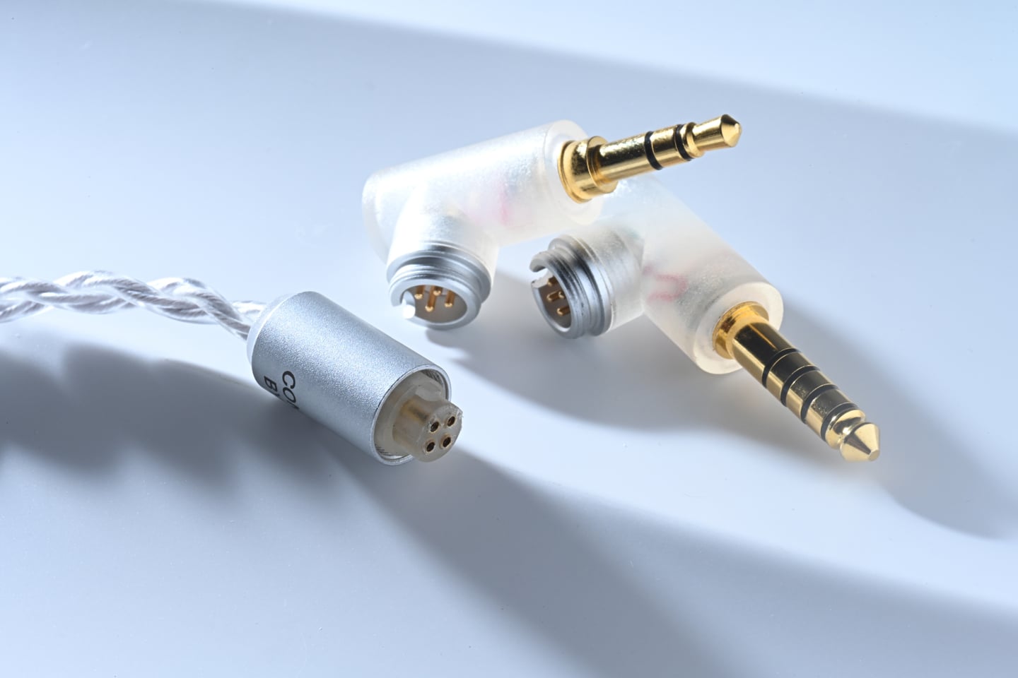 DITA Audio 一直以單元架構與聲學調校見稱，品牌多年來在耳機市場上建立起鮮明個性，從早年的 Dream、Truth，到近年的 Project M，都圍繞著精緻、自然與高密度的聲音取向發展。相隔兩年，Project M₂ 正式登場。從官方規格到實際聽感來看，這並不只是一次外觀翻新或簡單規格升級，而更像是一次重新整理聲底、重塑聲音走向的作品。
新一代在保留 DITA 一貫的高解析度與細節量之餘，亦加入更多空氣感、空間層次與包圍感，令整體表現由偏向分析，進一步走向更耐聽的音樂性表達。對於喜歡單動圈耳機那種一氣呵成、自然流暢聲底的用家而言，Project M₂ 會相當具吸引力。