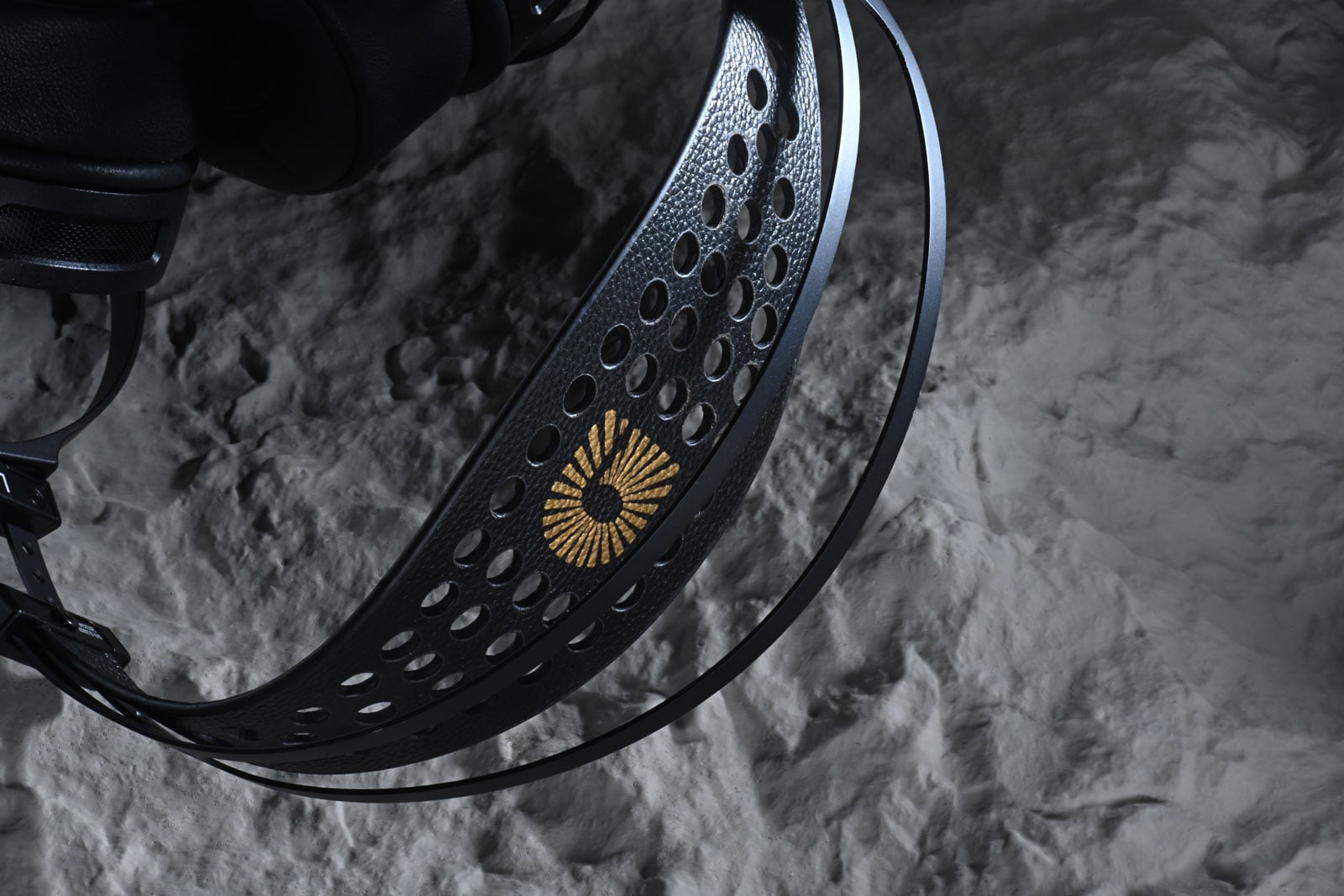 Gold Planar 自 2014 年成立以來，一直敢於在單元結構和振膜物料上作出頗具野心的嘗試。不久之前，品牌推出了打磨多時的旗艦 GL3000，以超大型平面振膜單元與純金鍍層振膜成為耳機界熱話，然而，其高達 50&Omega; 的阻抗和僅 83dB/mW 的靈敏度，也令不少玩家望門興嘆&mdash;&mdash;前端不夠力，恐怕連基本實力都發揮不出來。
正因如此，廠方接力推出了最新的 GL3000S。簡單來說，它可以理解為 GL3000 的「銀色版本」，保留了旗艦的單元尺寸、磁路架構和整體設計，只把振膜線圈導體由純金鍍層改為純銀，並重新調整阻抗與靈敏度，售價亦稍作下調。然而，它又不是簡單削減配置的所謂「入門版」，而是嘗試把旗艦技術轉化成一款更容易配搭、音色更清爽的次旗艦耳機。