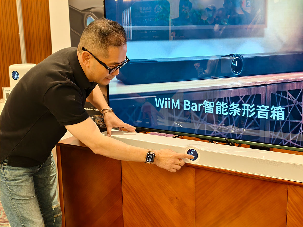 WiiM 近年在音樂串流播放器市場的表現有目共睹，憑著高性價比和極之成熟易用的軟件，成功俘虜了大批音響發燒友。今年，WiiM 宣佈推出全新 WiiM Bar，正式進軍 Soundbar 市場。到底這款主打「影音雙向不妥協」的全新力作，有什麼獨特之處？我們這次就特別專訪了 WiiM 中國地區總代理銷售經理 Bill Lin，深入解構 WiiM Bar 的聲學設計、AI 運算技術，以及其極具野心的漸進式無線家庭影院生態及全新佈局。