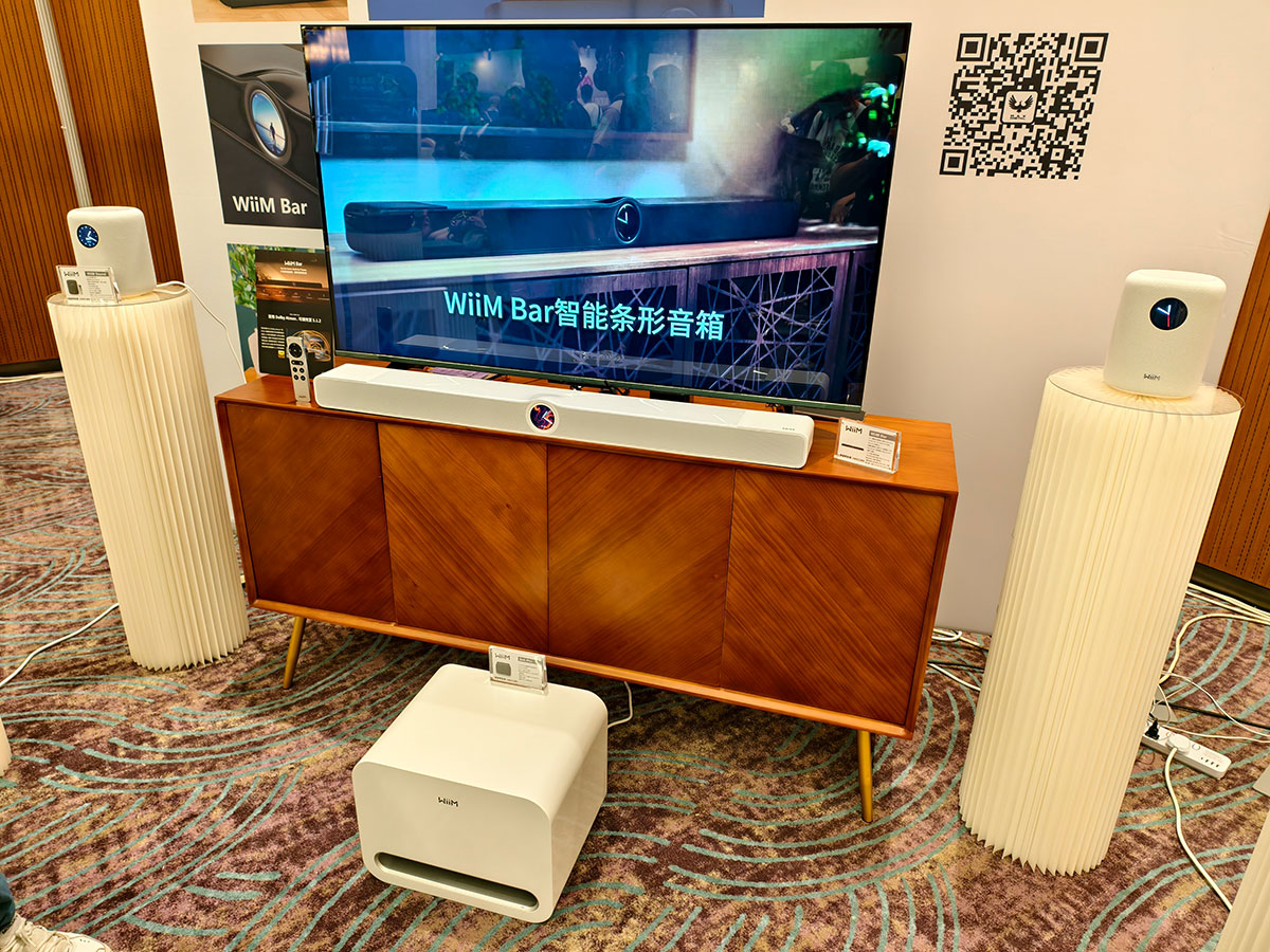 WiiM 近年在音樂串流播放器市場的表現有目共睹，憑著高性價比和極之成熟易用的軟件，成功俘虜了大批音響發燒友。今年，WiiM 宣佈推出全新 WiiM Bar，正式進軍 Soundbar 市場。到底這款主打「影音雙向不妥協」的全新力作，有什麼獨特之處？我們這次就特別專訪了 WiiM 中國地區總代理銷售經理 Bill Lin，深入解構 WiiM Bar 的聲學設計、AI 運算技術，以及其極具野心的漸進式無線家庭影院生態及全新佈局。