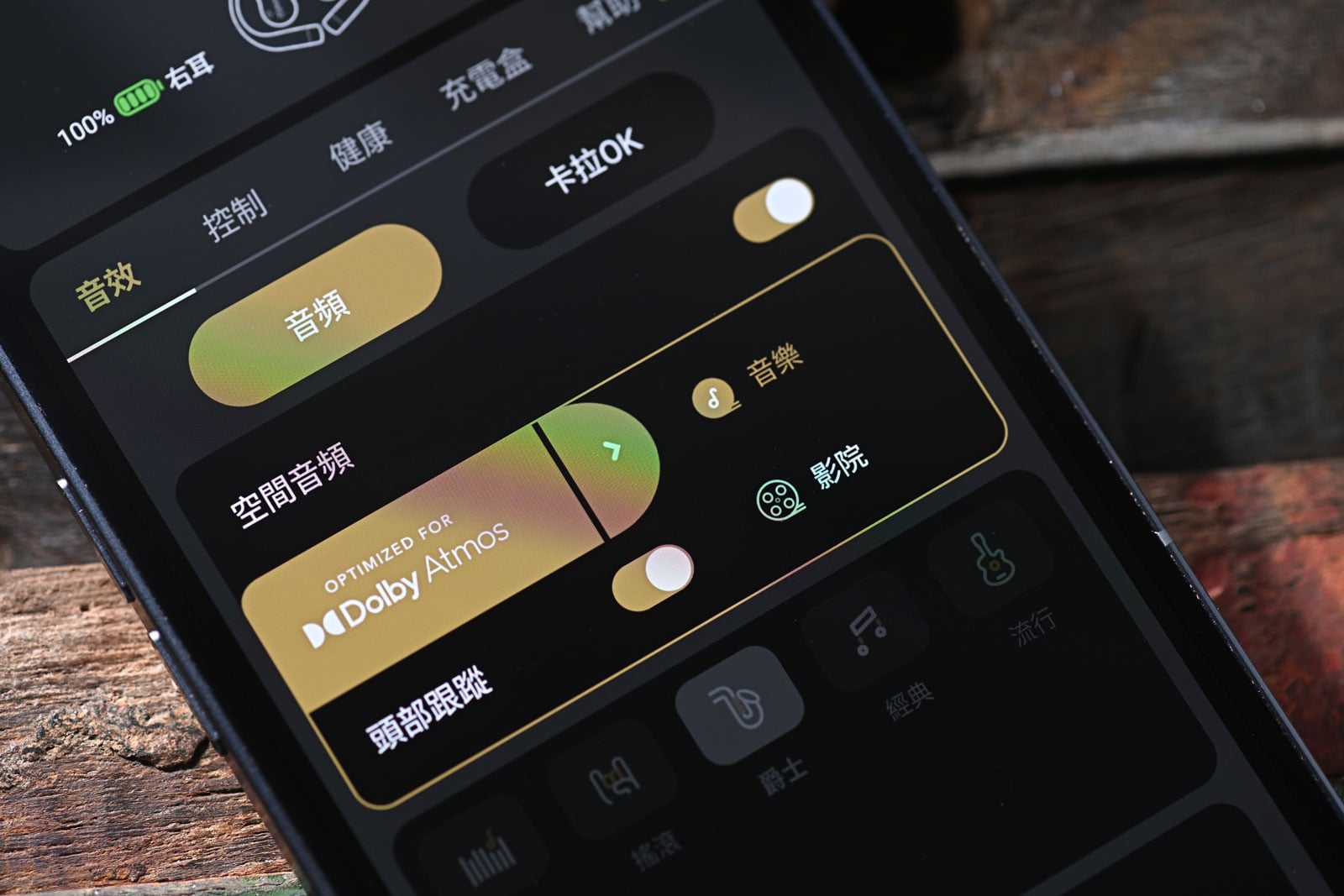 開放式耳機近年快速普及,對於部分用家來說,無須把耳塞放進耳道,既能減輕長時間佩戴的壓迫感,也可保留對周遭環境的感知,是一件很不錯的事情。當然,沒有耳塞密封耳道,低頻量感、細節及隔音難免受到限制,因此不少產品仍以運動和日常便利為主要賣點。Cleer 的 ARC 系列則在同類型產品中走得更進取,由早期可調校耳掛,到近代加入高清編碼、空間音效和智能充電盒,一直嘗試把開放式耳機推向較講究聲音的市場。
全新推出的 ARC 6 Music Pro,整體架構雖與 ARC 5 有不少共通之處,包括 16.2mm 大口徑動圈、THX 空間音效、支援頭部追蹤的 Dolby Atmos、智能屏幕充電盒、12 小時單次續航及 IPX7 防水,但換上了更輕、更高剛性的鎂合金振膜,並加入 Bluetooth 6.0、DBE 5.0 低頻處理、K 歌模式及更完整的 AI 功能。這不只讓 ARC 系列耳機的功能更加強勁,也針對聲音表現作進一步強化,把開放式耳機的可能性再次推高。