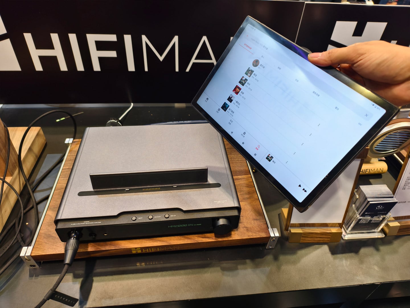 HIFIMAN 今年在香港高級視聽展帶來三款新作,分別是便攜串流播放器 HM2000、復刻版平板震膜頭戴式耳機 HE6 Remastered,以及真無線耳機 Svanar Wireless 2。三者看似分屬不同產品線,實際上卻共享一條清晰主線:把高音質從傳統發燒器材,推進到串流、無線與便攜年代之中。
在訪問中,HIFIMAN 創辦人邊仿博士多次強調,品牌近年的研發重心,不是單純追逐規格數字,而是持續解決一個重要問題——如何在更便利的使用方式之下,仍然保留發燒級的聲音表現。
他直言,HIFIMAN 的技術路線一直圍繞幾個方向推進,包括 Wi-Fi 音訊傳輸、Android 音訊底層架構優化,以及低功耗、小體積的自家音訊平台。對品牌而言,串流與無線並不是高音質的妥協版本,反而是下一階段的發展重心。