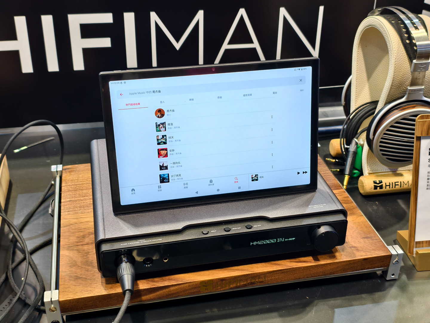 HIFIMAN 今年在香港高級視聽展帶來三款新作,分別是便攜串流播放器 HM2000、復刻版平板震膜頭戴式耳機 HE6 Remastered,以及真無線耳機 Svanar Wireless 2。三者看似分屬不同產品線,實際上卻共享一條清晰主線:把高音質從傳統發燒器材,推進到串流、無線與便攜年代之中。
在訪問中,HIFIMAN 創辦人邊仿博士多次強調,品牌近年的研發重心,不是單純追逐規格數字,而是持續解決一個重要問題——如何在更便利的使用方式之下,仍然保留發燒級的聲音表現。
他直言,HIFIMAN 的技術路線一直圍繞幾個方向推進,包括 Wi-Fi 音訊傳輸、Android 音訊底層架構優化,以及低功耗、小體積的自家音訊平台。對品牌而言,串流與無線並不是高音質的妥協版本,反而是下一階段的發展重心。