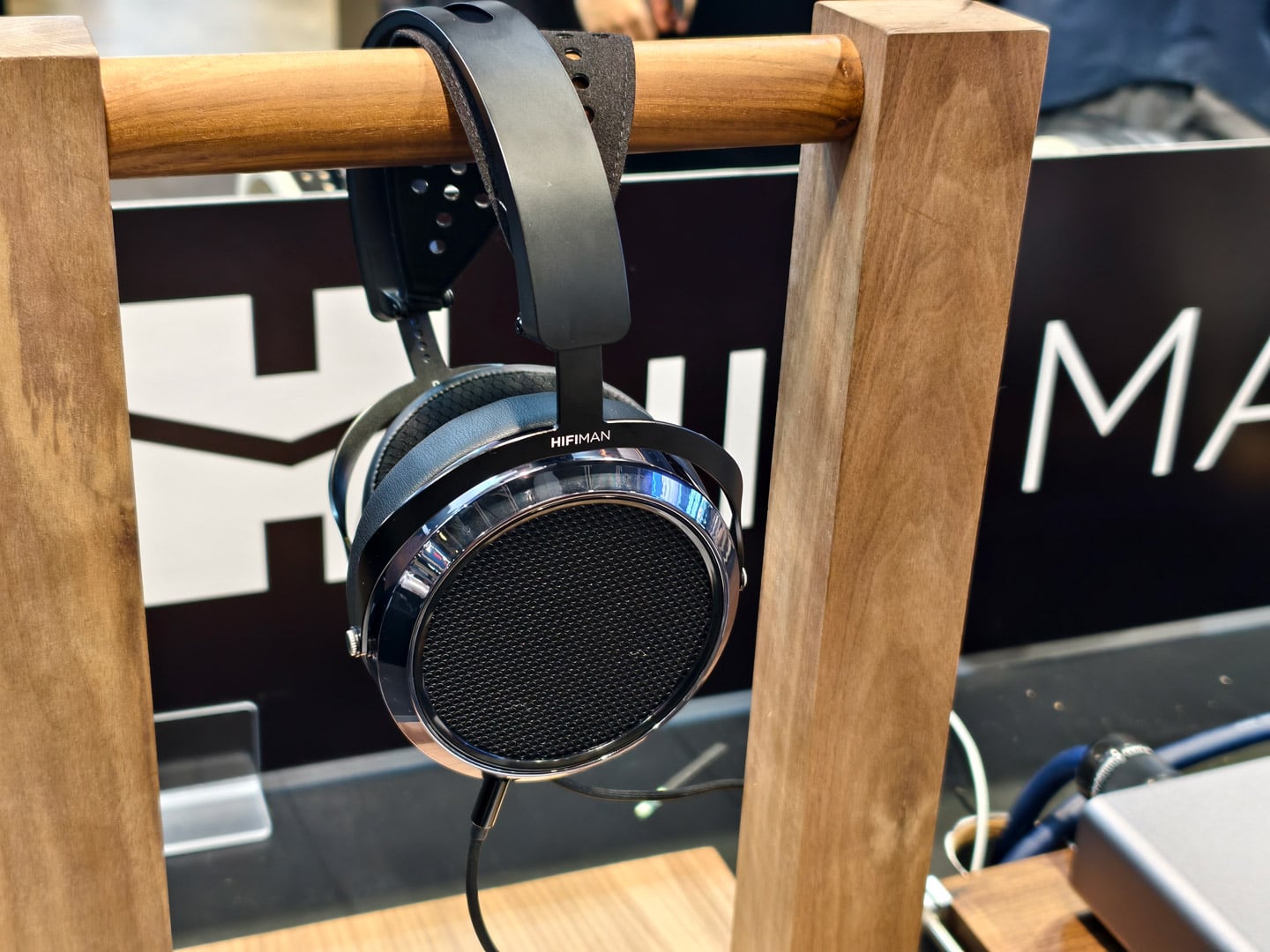 HIFIMAN 今年在香港高級視聽展帶來三款新作,分別是便攜串流播放器 HM2000、復刻版平板震膜頭戴式耳機 HE6 Remastered,以及真無線耳機 Svanar Wireless 2。三者看似分屬不同產品線,實際上卻共享一條清晰主線:把高音質從傳統發燒器材,推進到串流、無線與便攜年代之中。
在訪問中,HIFIMAN 創辦人邊仿博士多次強調,品牌近年的研發重心,不是單純追逐規格數字,而是持續解決一個重要問題——如何在更便利的使用方式之下,仍然保留發燒級的聲音表現。
他直言,HIFIMAN 的技術路線一直圍繞幾個方向推進,包括 Wi-Fi 音訊傳輸、Android 音訊底層架構優化,以及低功耗、小體積的自家音訊平台。對品牌而言,串流與無線並不是高音質的妥協版本,反而是下一階段的發展重心。