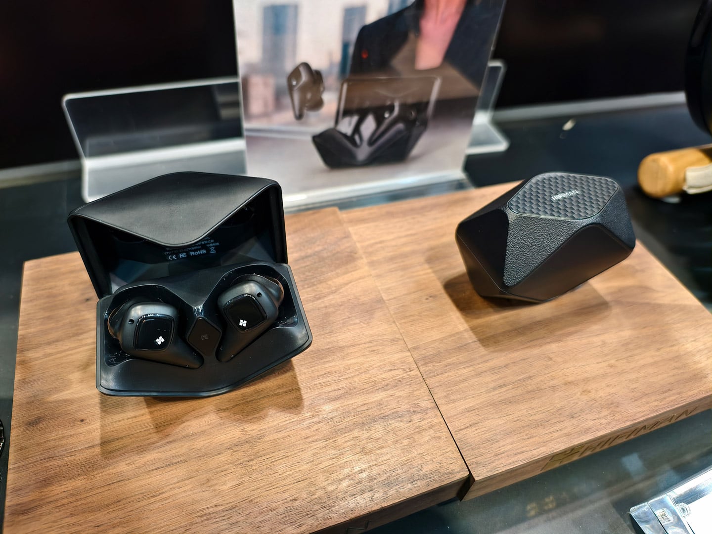 HIFIMAN 今年在香港高級視聽展帶來三款新作,分別是便攜串流播放器 HM2000、復刻版平板震膜頭戴式耳機 HE6 Remastered,以及真無線耳機 Svanar Wireless 2。三者看似分屬不同產品線,實際上卻共享一條清晰主線:把高音質從傳統發燒器材,推進到串流、無線與便攜年代之中。
在訪問中,HIFIMAN 創辦人邊仿博士多次強調,品牌近年的研發重心,不是單純追逐規格數字,而是持續解決一個重要問題——如何在更便利的使用方式之下,仍然保留發燒級的聲音表現。
他直言,HIFIMAN 的技術路線一直圍繞幾個方向推進,包括 Wi-Fi 音訊傳輸、Android 音訊底層架構優化,以及低功耗、小體積的自家音訊平台。對品牌而言,串流與無線並不是高音質的妥協版本,反而是下一階段的發展重心。