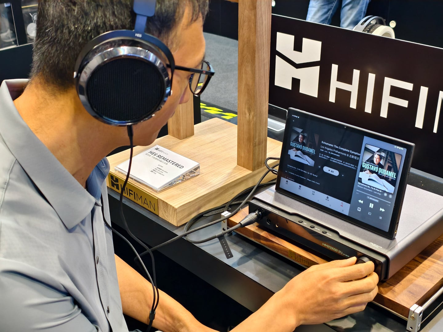 HIFIMAN 今年在香港高級視聽展帶來三款新作,分別是便攜串流播放器 HM2000、復刻版平板震膜頭戴式耳機 HE6 Remastered,以及真無線耳機 Svanar Wireless 2。三者看似分屬不同產品線,實際上卻共享一條清晰主線:把高音質從傳統發燒器材,推進到串流、無線與便攜年代之中。
在訪問中,HIFIMAN 創辦人邊仿博士多次強調,品牌近年的研發重心,不是單純追逐規格數字,而是持續解決一個重要問題——如何在更便利的使用方式之下,仍然保留發燒級的聲音表現。
他直言,HIFIMAN 的技術路線一直圍繞幾個方向推進,包括 Wi-Fi 音訊傳輸、Android 音訊底層架構優化,以及低功耗、小體積的自家音訊平台。對品牌而言,串流與無線並不是高音質的妥協版本,反而是下一階段的發展重心。