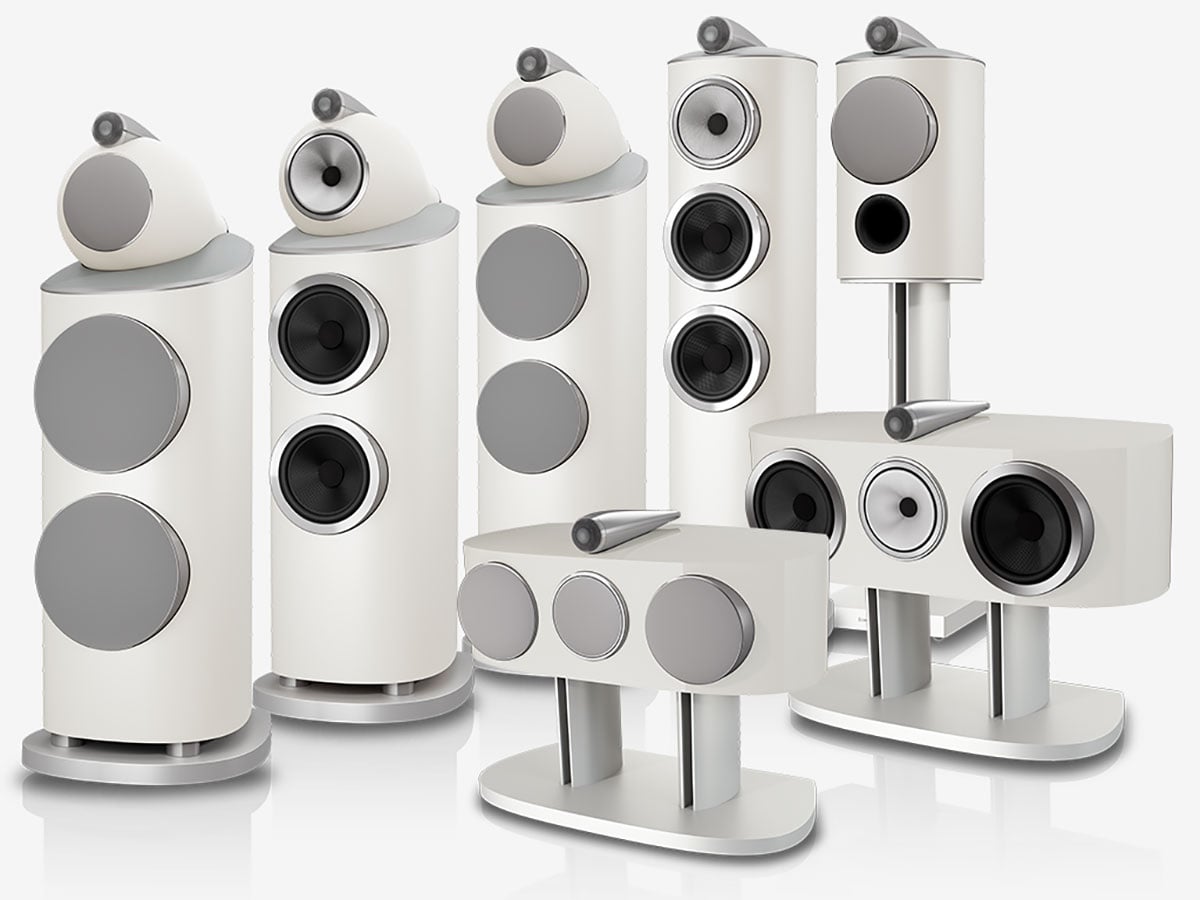 對於一眾音響發燒友來說，Bowers & Wilkins 的 800 系列一直以來都是 High-End 音響無可撼動的參考標準之一，更是連世界級錄音室 Abbey Road Studios 都在使用的參考級監聽系統。今年適逢品牌踏入 60 週年的重要里程碑，也帶來了備受期待的最新一代 800 Series Diamond（800 D5）系列。回顧過去六十年，品牌始終秉持創立時的初心，不斷叩問「甚麼阻礙了音樂的傳遞？」，而全新世代的 800 D5 正是這場長達 60 年、追求「True sound. Nothing added. Nothing taken away.」的純粹原音，顛峰之上的再進化。