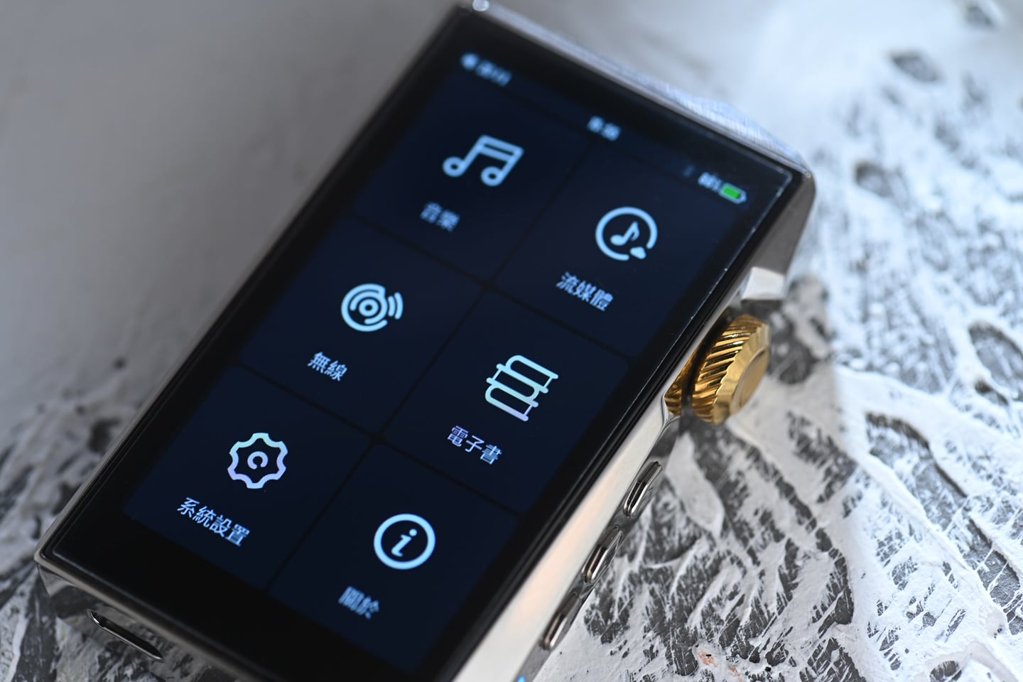 Hidizs AP80 Pro MAX 一向屬於那種機身細小，但存在感不低的隨身播放器，而今次推出的全球限量鈦合金版，最搶眼之處無疑是鏡面拋光鈦合金機身，配合一枚 24K 金色旋鈕，第一眼已經能感受到比其他版本更強烈的高階質感，令它看起來更專業。相比起以往較著重實用取向的外觀，今次的鈦合金版明顯更有收藏味道。