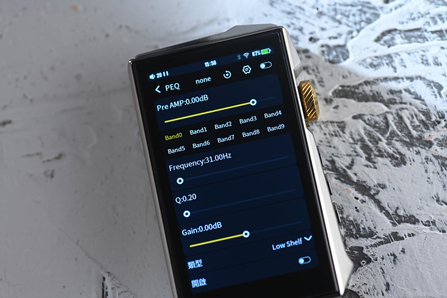 Hidizs AP80 Pro MAX 一向屬於那種機身細小，但存在感不低的隨身播放器，而今次推出的全球限量鈦合金版，最搶眼之處無疑是鏡面拋光鈦合金機身，配合一枚 24K 金色旋鈕，第一眼已經能感受到比其他版本更強烈的高階質感，令它看起來更專業。相比起以往較著重實用取向的外觀，今次的鈦合金版明顯更有收藏味道。