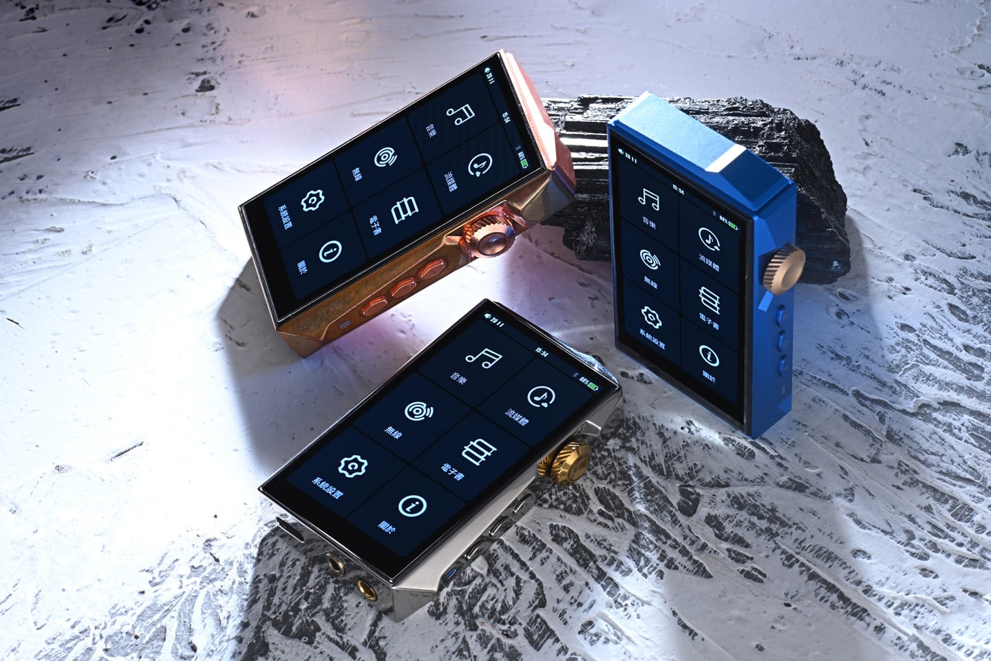 Hidizs AP80 Pro MAX 一向屬於那種機身細小，但存在感不低的隨身播放器，而今次推出的全球限量鈦合金版，最搶眼之處無疑是鏡面拋光鈦合金機身，配合一枚 24K 金色旋鈕，第一眼已經能感受到比其他版本更強烈的高階質感，令它看起來更專業。相比起以往較著重實用取向的外觀，今次的鈦合金版明顯更有收藏味道。