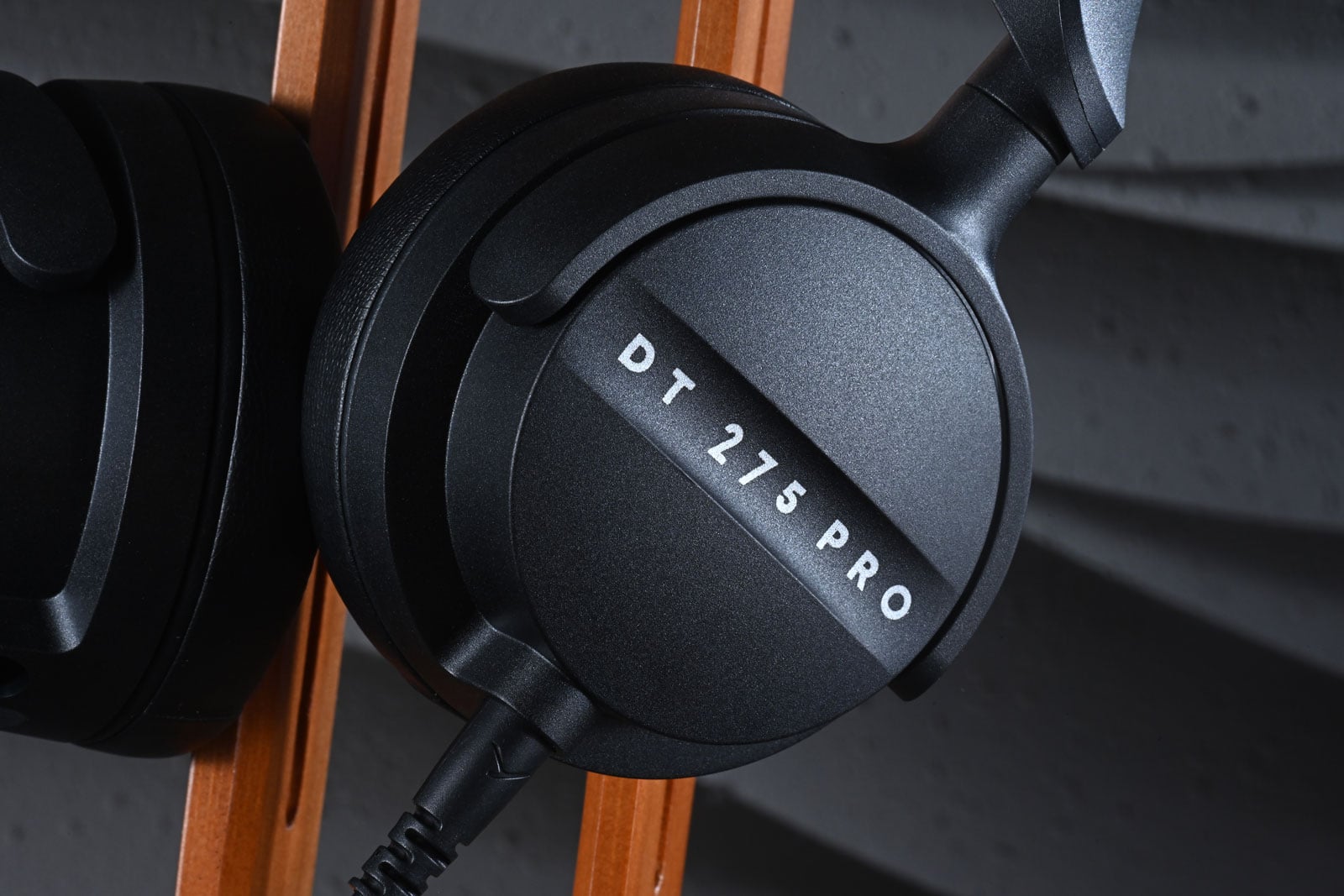 眾所週知，Beyerdynamic 是錄音室裡很常遇見的專業耳機品牌。他們相信，耳機除了用來欣賞音樂，也是一件幫助用家判斷聲音的工作工具。品牌最新推出的 DT 275 PRO，便更進一步，把這種實用精神帶到更靈活的使用環境。拍攝現場、演出場地和流動錄音環境，往往沒有安靜房間讓人慢慢聽清每個細節；耳機需要容易攜帶、迅速戴上，也要盡量減少外界聲音干擾。DT 275 PRO 以小巧的貼耳式設計配合封閉式結構，正是針對這些需求而來。