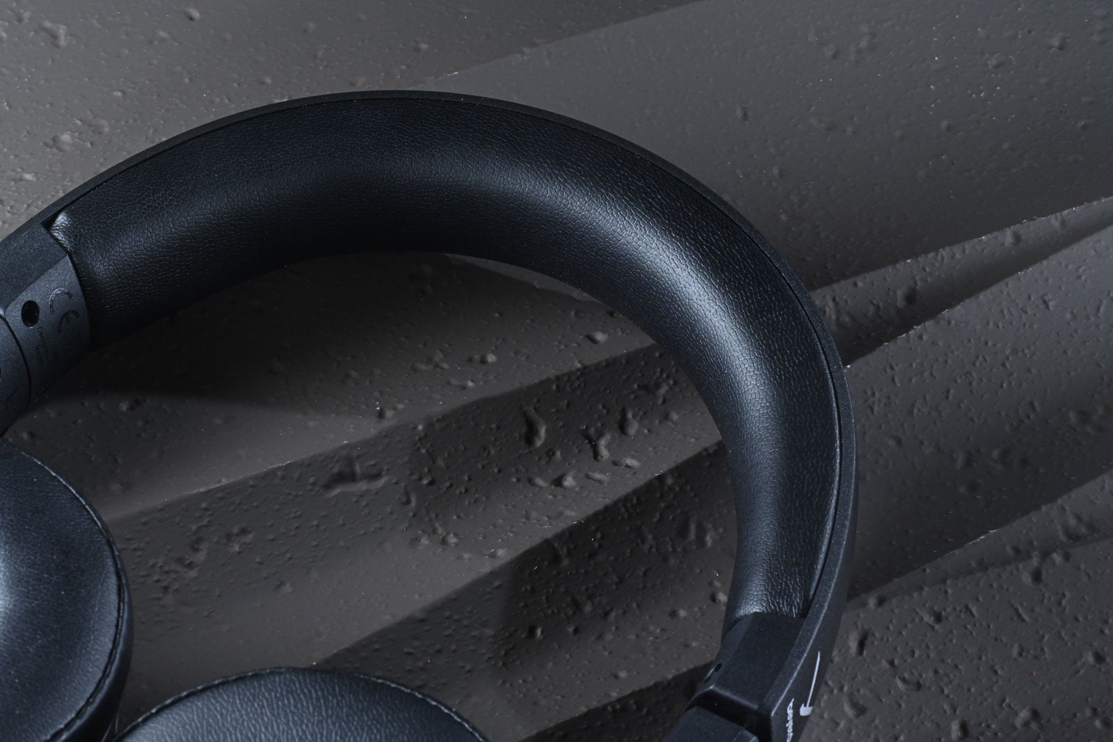 眾所週知，Beyerdynamic 是錄音室裡很常遇見的專業耳機品牌。他們相信，耳機除了用來欣賞音樂，也是一件幫助用家判斷聲音的工作工具。品牌最新推出的 DT 275 PRO，便更進一步，把這種實用精神帶到更靈活的使用環境。拍攝現場、演出場地和流動錄音環境，往往沒有安靜房間讓人慢慢聽清每個細節；耳機需要容易攜帶、迅速戴上，也要盡量減少外界聲音干擾。DT 275 PRO 以小巧的貼耳式設計配合封閉式結構，正是針對這些需求而來。