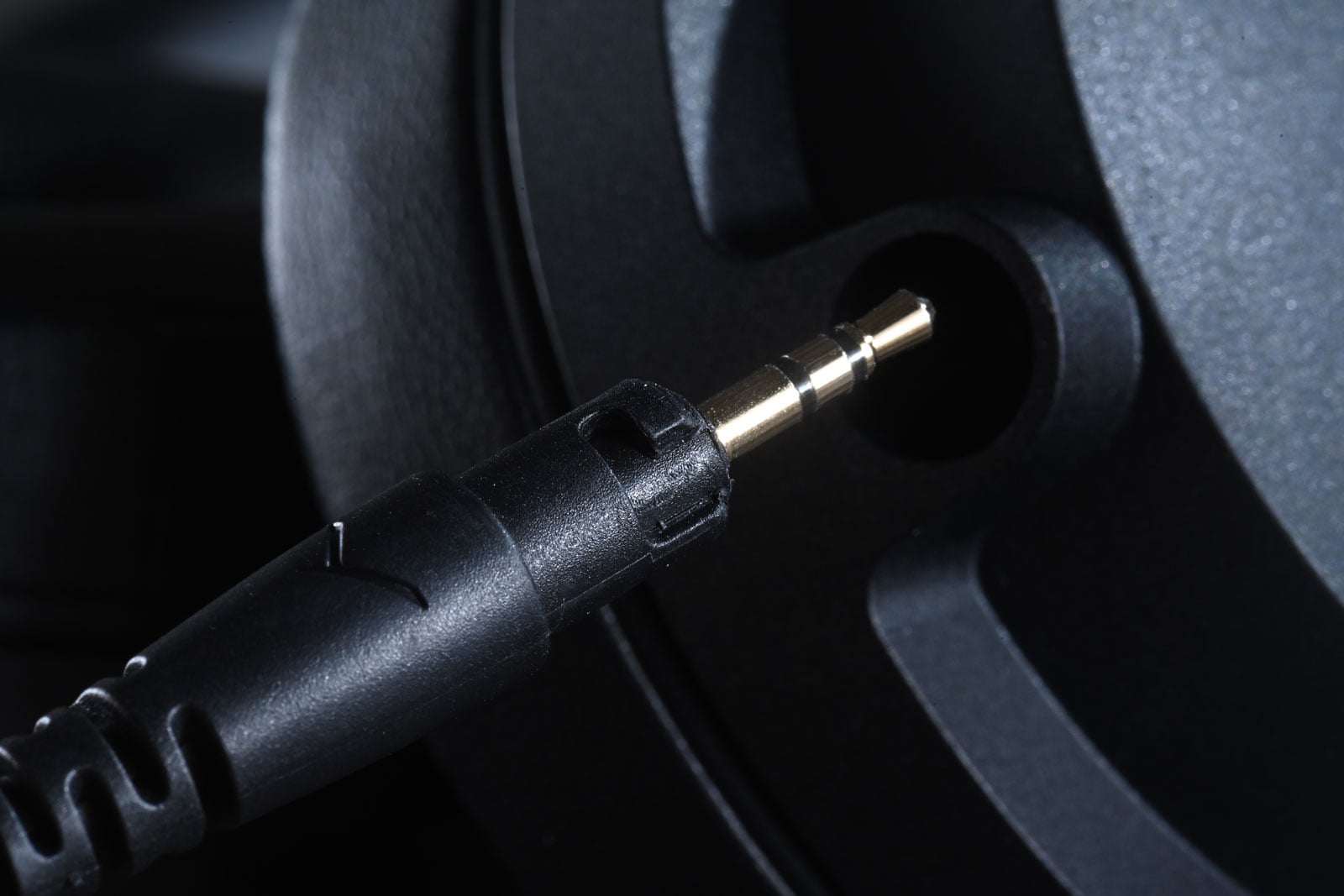 眾所週知，Beyerdynamic 是錄音室裡很常遇見的專業耳機品牌。他們相信，耳機除了用來欣賞音樂，也是一件幫助用家判斷聲音的工作工具。品牌最新推出的 DT 275 PRO，便更進一步，把這種實用精神帶到更靈活的使用環境。拍攝現場、演出場地和流動錄音環境，往往沒有安靜房間讓人慢慢聽清每個細節；耳機需要容易攜帶、迅速戴上，也要盡量減少外界聲音干擾。DT 275 PRO 以小巧的貼耳式設計配合封閉式結構，正是針對這些需求而來。