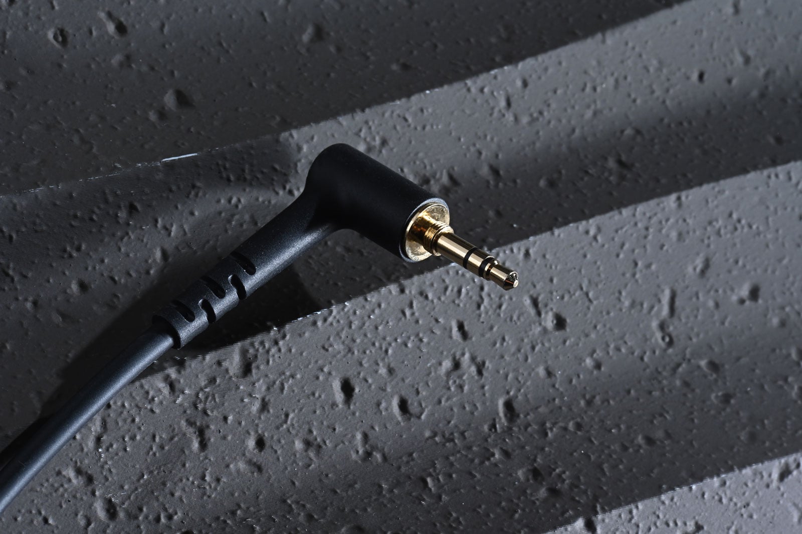 眾所週知，Beyerdynamic 是錄音室裡很常遇見的專業耳機品牌。他們相信，耳機除了用來欣賞音樂，也是一件幫助用家判斷聲音的工作工具。品牌最新推出的 DT 275 PRO，便更進一步，把這種實用精神帶到更靈活的使用環境。拍攝現場、演出場地和流動錄音環境，往往沒有安靜房間讓人慢慢聽清每個細節；耳機需要容易攜帶、迅速戴上，也要盡量減少外界聲音干擾。DT 275 PRO 以小巧的貼耳式設計配合封閉式結構，正是針對這些需求而來。