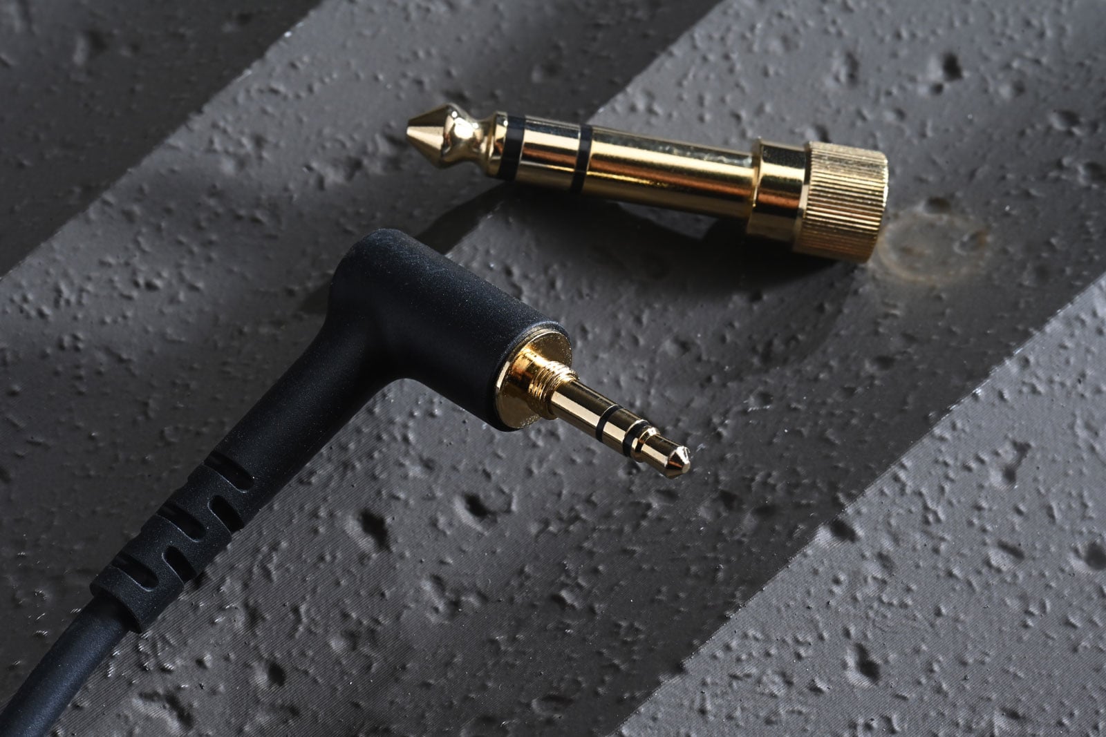 眾所週知，Beyerdynamic 是錄音室裡很常遇見的專業耳機品牌。他們相信，耳機除了用來欣賞音樂，也是一件幫助用家判斷聲音的工作工具。品牌最新推出的 DT 275 PRO，便更進一步，把這種實用精神帶到更靈活的使用環境。拍攝現場、演出場地和流動錄音環境，往往沒有安靜房間讓人慢慢聽清每個細節；耳機需要容易攜帶、迅速戴上，也要盡量減少外界聲音干擾。DT 275 PRO 以小巧的貼耳式設計配合封閉式結構，正是針對這些需求而來。