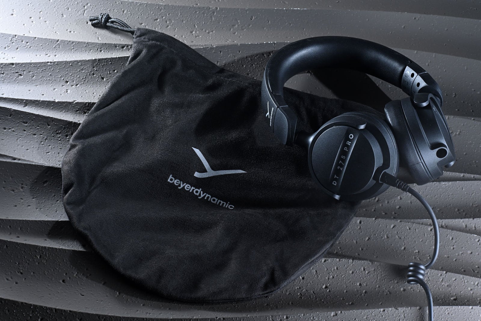 眾所週知，Beyerdynamic 是錄音室裡很常遇見的專業耳機品牌。他們相信，耳機除了用來欣賞音樂，也是一件幫助用家判斷聲音的工作工具。品牌最新推出的 DT 275 PRO，便更進一步，把這種實用精神帶到更靈活的使用環境。拍攝現場、演出場地和流動錄音環境，往往沒有安靜房間讓人慢慢聽清每個細節；耳機需要容易攜帶、迅速戴上，也要盡量減少外界聲音干擾。DT 275 PRO 以小巧的貼耳式設計配合封閉式結構，正是針對這些需求而來。