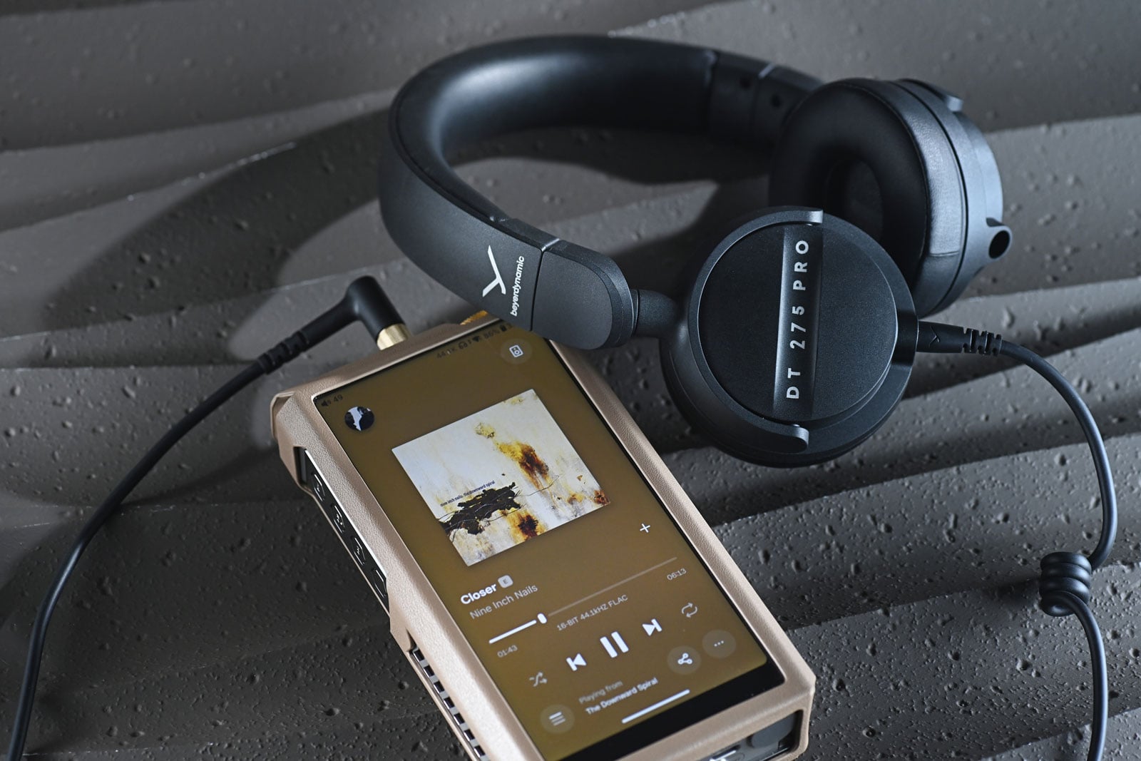 眾所週知，Beyerdynamic 是錄音室裡很常遇見的專業耳機品牌。他們相信，耳機除了用來欣賞音樂，也是一件幫助用家判斷聲音的工作工具。品牌最新推出的 DT 275 PRO，便更進一步，把這種實用精神帶到更靈活的使用環境。拍攝現場、演出場地和流動錄音環境，往往沒有安靜房間讓人慢慢聽清每個細節；耳機需要容易攜帶、迅速戴上，也要盡量減少外界聲音干擾。DT 275 PRO 以小巧的貼耳式設計配合封閉式結構，正是針對這些需求而來。