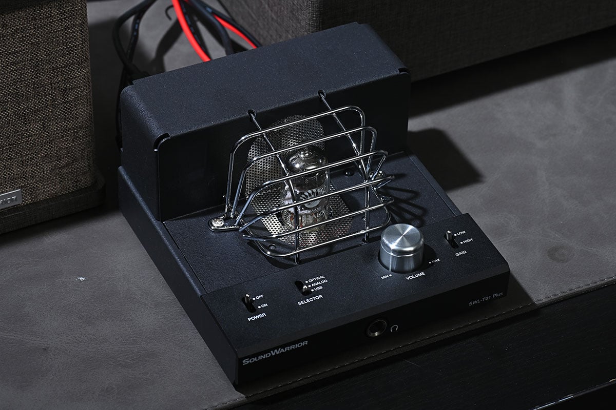 日本城下工業(Shiroshita Industrial)旗下的音響品牌 Sound Warrior 一向以日本製造、小巧精緻而且聲音正宗著稱。近年不少玩家偏好在電腦桌或者有限的家居空間內,打造高質素 Desktop Audio 系統,這次 Sound Warrior 推出了一套很有設計感的桌面 2.1 音響組合:包括混合式真空管擴音機 SWL-T01Plus、同軸 2 路正方體喇叭 SW-SP3,以及專為桌面、影音櫃空間設計的薄身超低音喇叭 SW-W1。到底這套組合能否打破迷你喇叭低頻與音場的體積限制?今次就用聽歌、睇戲和打機等不同場景來詳細測試一下。