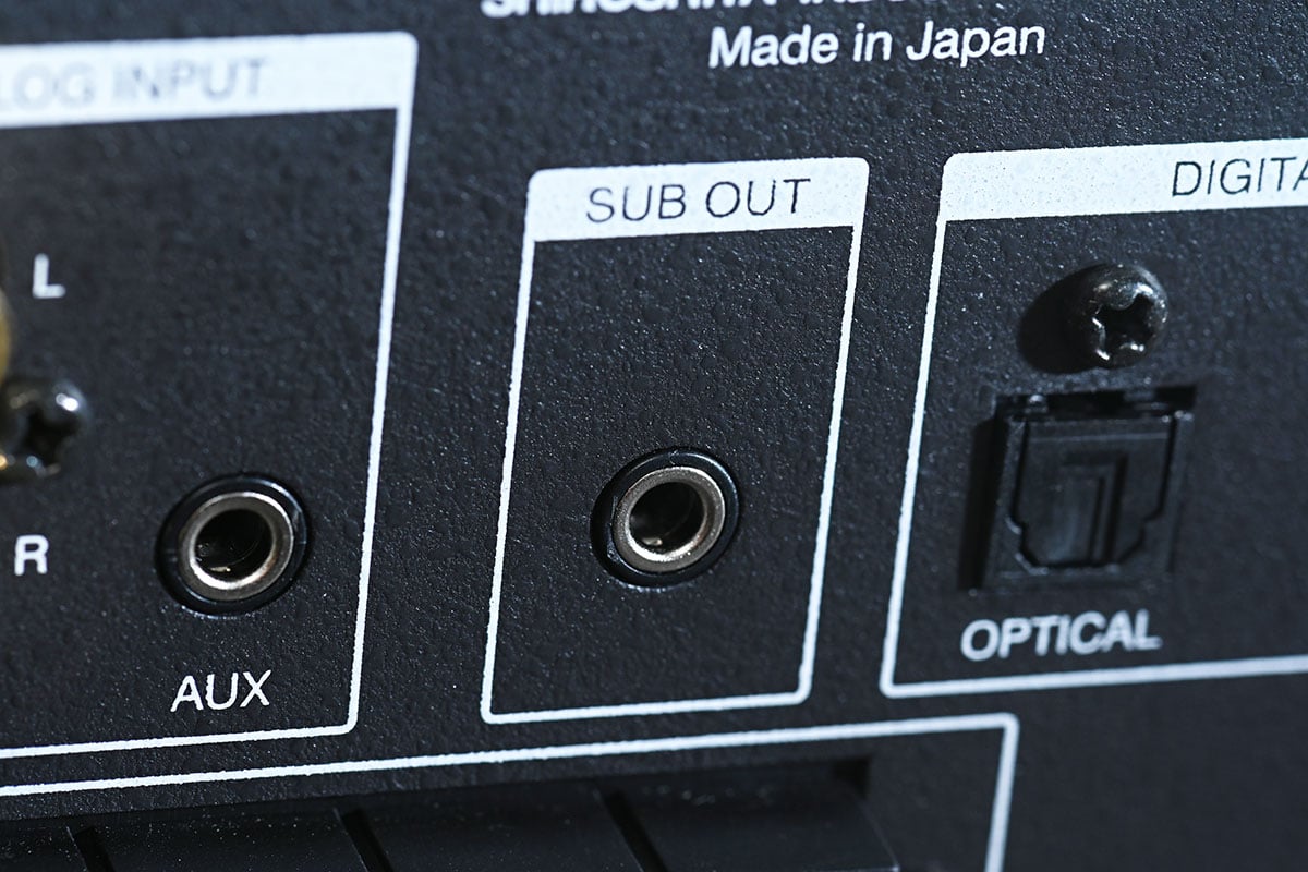 日本城下工業(Shiroshita Industrial)旗下的音響品牌 Sound Warrior 一向以日本製造、小巧精緻而且聲音正宗著稱。近年不少玩家偏好在電腦桌或者有限的家居空間內,打造高質素 Desktop Audio 系統,這次 Sound Warrior 推出了一套很有設計感的桌面 2.1 音響組合:包括混合式真空管擴音機 SWL-T01Plus、同軸 2 路正方體喇叭 SW-SP3,以及專為桌面、影音櫃空間設計的薄身超低音喇叭 SW-W1。到底這套組合能否打破迷你喇叭低頻與音場的體積限制?今次就用聽歌、睇戲和打機等不同場景來詳細測試一下。