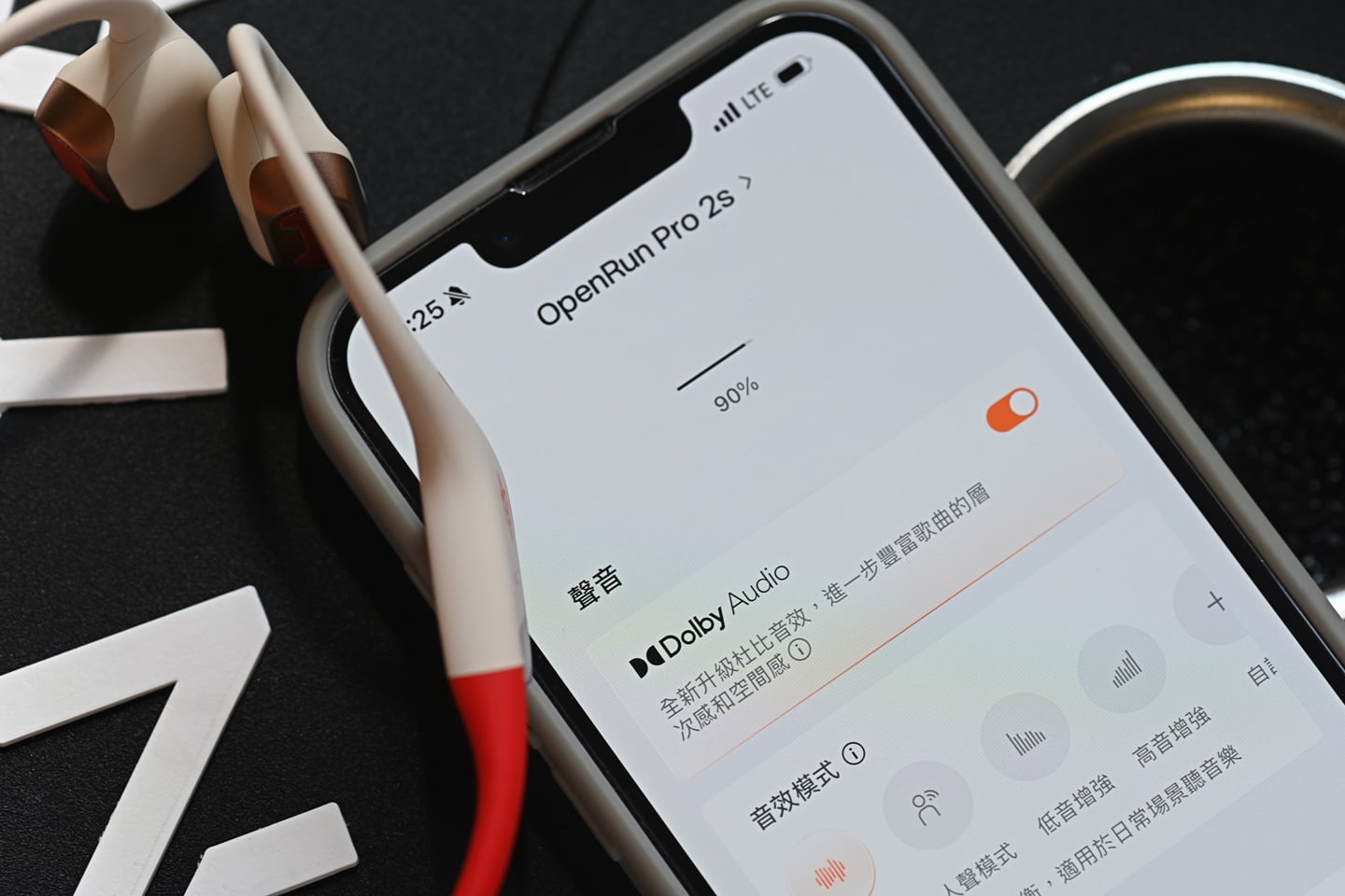對於跑步、單車及健身用家而言，運動耳機除了音質，佩戴穩定、防汗能力、環境感知及操作便利同樣重要。戶外運動時，耳機既要保持音樂存在感，又不能完全隔絕汽車、單車及路人聲音，因此開放式設計一直有其優勢。
Shokz OpenRun Pro 2 延續 OpenRun 系列的頸掛式設計，並升級加入 DualPitch 骨氣雙單元、DirectPitch 定向聲場技術，同時亦是全球首款支援杜比音效的骨傳導耳機，再配備專為跑者而設的專業運動節拍器。對於一直覺得傳統骨傳導耳機低頻表現不足的用家來說，這次升級相當值得留意。