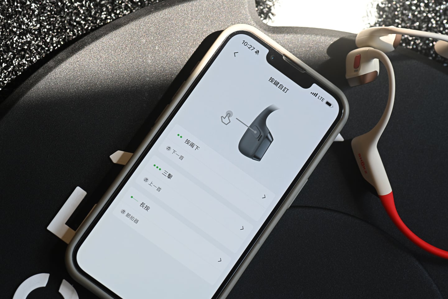對於跑步、單車及健身用家而言，運動耳機除了音質，佩戴穩定、防汗能力、環境感知及操作便利同樣重要。戶外運動時，耳機既要保持音樂存在感，又不能完全隔絕汽車、單車及路人聲音，因此開放式設計一直有其優勢。
Shokz OpenRun Pro 2 延續 OpenRun 系列的頸掛式設計，並升級加入 DualPitch 骨氣雙單元、DirectPitch 定向聲場技術，同時亦是全球首款支援杜比音效的骨傳導耳機，再配備專為跑者而設的專業運動節拍器。對於一直覺得傳統骨傳導耳機低頻表現不足的用家來說，這次升級相當值得留意。