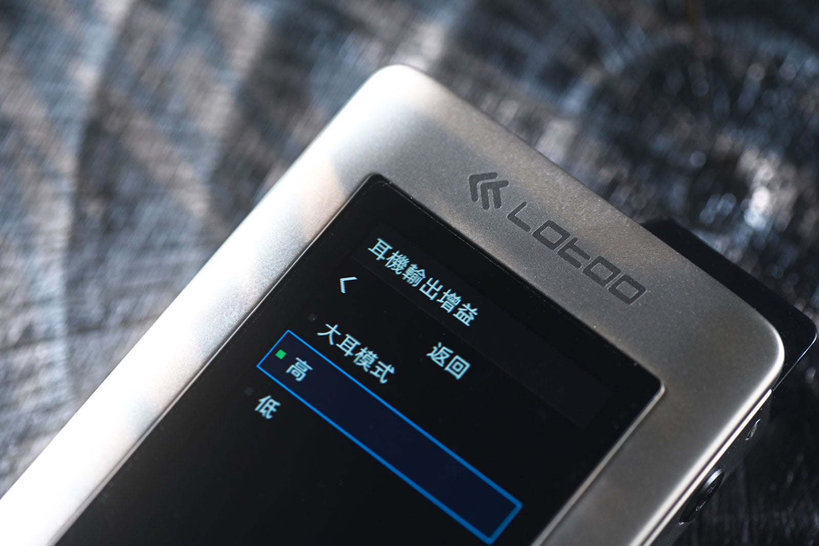 手機、電腦各有自己的音樂收藏與串流介面，要把熟悉的耳機系統帶到不同裝置上，連接方式往往比選歌更令人費神。以 PAW 系列便攜播放器為發燒友熟悉的 Lotoo，這次透過 PAW S3 提出 PAT（Personal Audio Teleportation）概念：手機或電腦負責內容、串流及選曲，PAW S3 則專注解碼、音訊處理、供電與耳機驅動，再以自家 LTTP 技術建立無線連接。相較 PAW S2 以有線 USB 解碼為主的使用方式，PAW S3 把音源與耳擴之間的距離拉開，讓用家拿起手機、轉換使用場景時，也能保留熟悉的耳機與調聲設定。這種介乎小型解碼耳擴與便攜播放器之間的定位，正是它最值得留意的地方。