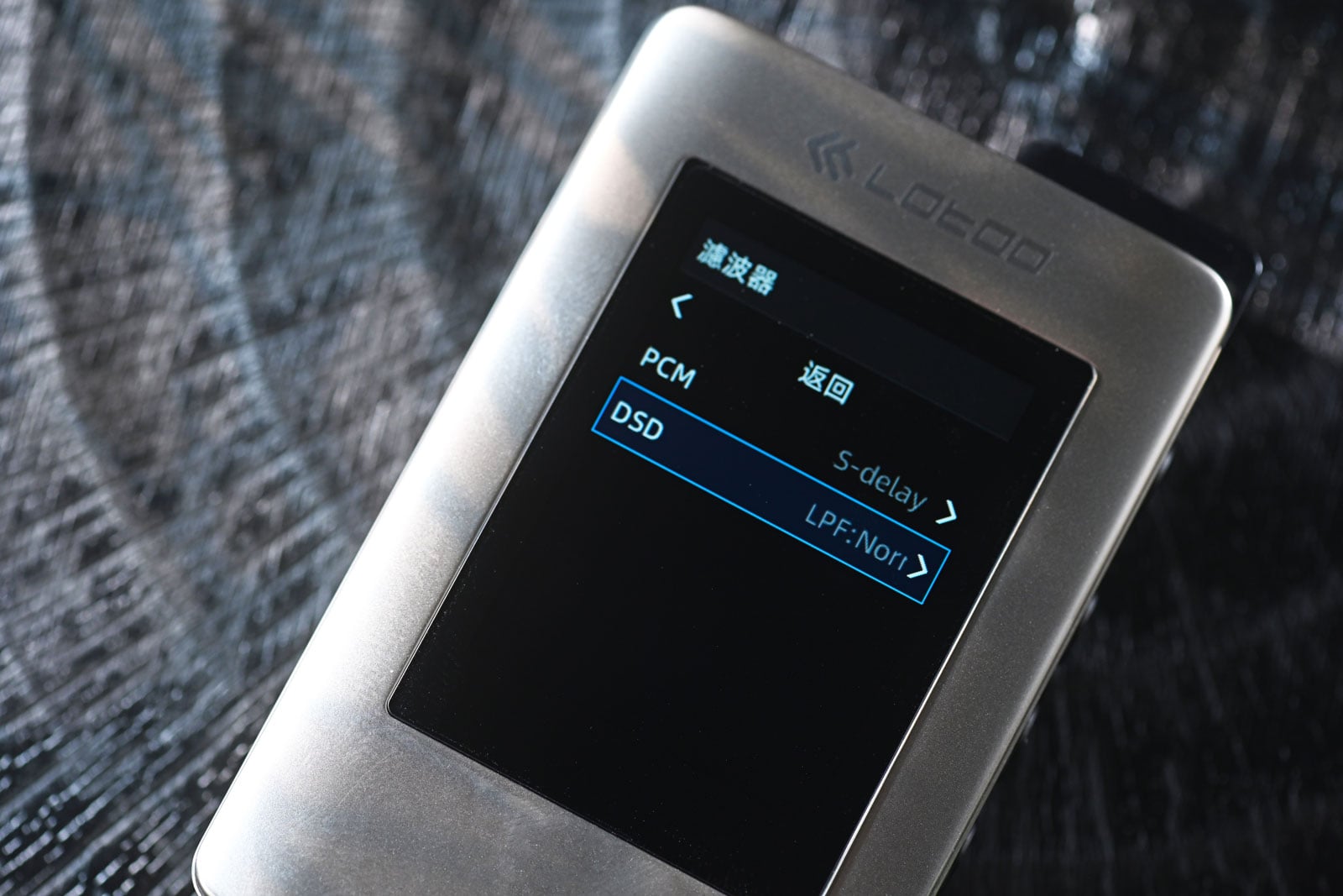 手機、電腦各有自己的音樂收藏與串流介面，要把熟悉的耳機系統帶到不同裝置上，連接方式往往比選歌更令人費神。以 PAW 系列便攜播放器為發燒友熟悉的 Lotoo，這次透過 PAW S3 提出 PAT（Personal Audio Teleportation）概念：手機或電腦負責內容、串流及選曲，PAW S3 則專注解碼、音訊處理、供電與耳機驅動，再以自家 LTTP 技術建立無線連接。相較 PAW S2 以有線 USB 解碼為主的使用方式，PAW S3 把音源與耳擴之間的距離拉開，讓用家拿起手機、轉換使用場景時，也能保留熟悉的耳機與調聲設定。這種介乎小型解碼耳擴與便攜播放器之間的定位，正是它最值得留意的地方。