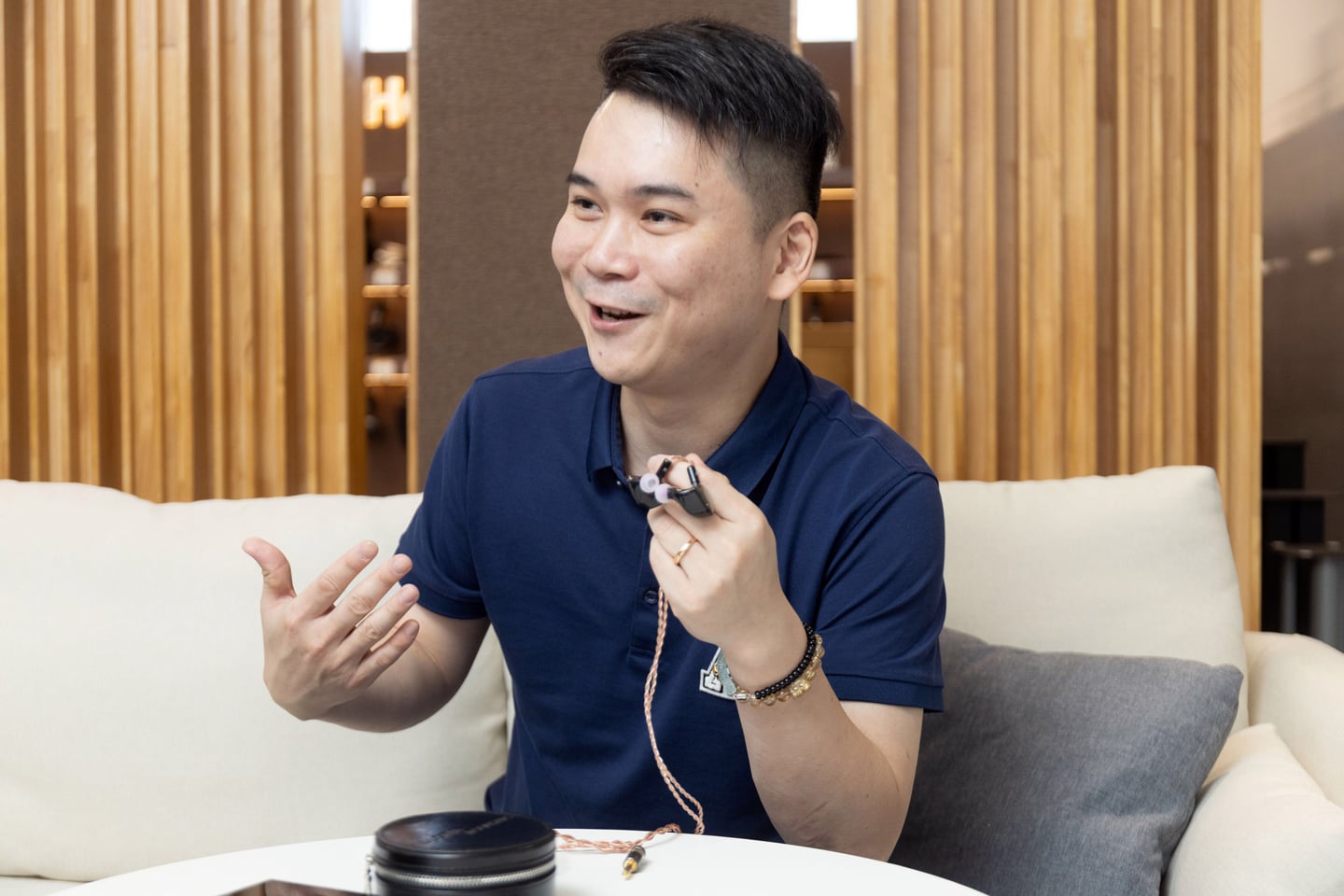 對 Valoria Acoustic 主理人 Tony Gu 而言，創立品牌並非一時興起，而是一場由多年行業經驗慢慢醞釀而成的決定。Tony 在音響行業打滾多年，從個人聽感、產品開發到市場經驗，逐步累積出屬於自己的聲音價值觀。直到有一刻，他意識到若要把腦海中的聲音理念徹底落實，便不能再只站在旁觀者的位置，而是要真正走進創作核心，親手建立一個屬於自己的品牌。
Tony 形容，Valoria Acoustic 的誕生，源於他對這個行業的熱愛，亦源於一種「想把心中真正認可的聲音做出來」的衝動。品牌名字所承載的，是勇氣、堅守與真實價值；而對他來說，這些並非口號，而是創業時最重要的信念。他直言，當品牌成立之際，自己最想做的，是回到聲音本身，重新問一句：耳機到底應該為音樂做甚麼？