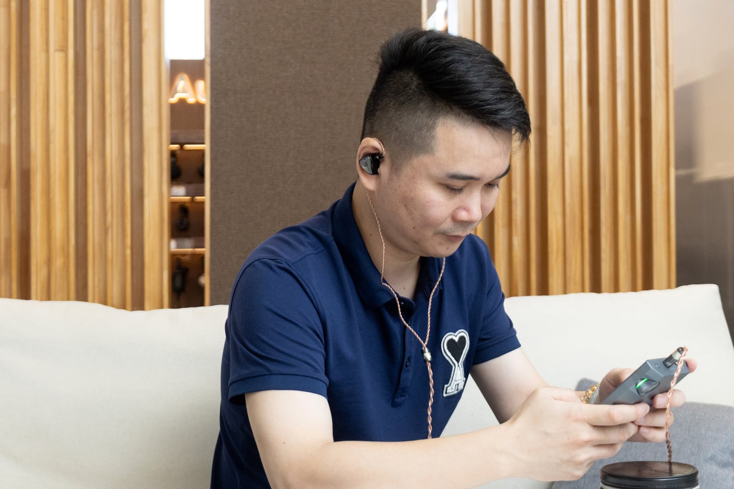 對 Valoria Acoustic 主理人 Tony Gu 而言，創立品牌並非一時興起，而是一場由多年行業經驗慢慢醞釀而成的決定。Tony 在音響行業打滾多年，從個人聽感、產品開發到市場經驗，逐步累積出屬於自己的聲音價值觀。直到有一刻，他意識到若要把腦海中的聲音理念徹底落實，便不能再只站在旁觀者的位置，而是要真正走進創作核心，親手建立一個屬於自己的品牌。
Tony 形容，Valoria Acoustic 的誕生，源於他對這個行業的熱愛，亦源於一種「想把心中真正認可的聲音做出來」的衝動。品牌名字所承載的，是勇氣、堅守與真實價值；而對他來說，這些並非口號，而是創業時最重要的信念。他直言，當品牌成立之際，自己最想做的，是回到聲音本身，重新問一句：耳機到底應該為音樂做甚麼？