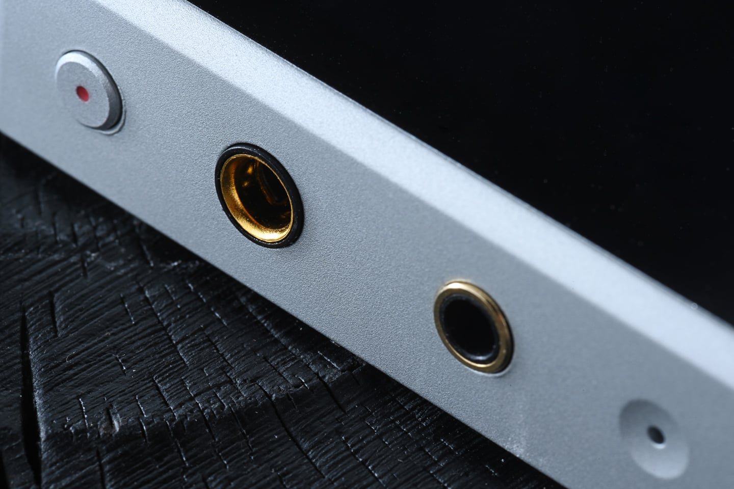 過往大家講起 Astell&Kern，最易聯想到的是外形輪廓分明、造工扎實。但若果要講到真正適合長時間外出使用、又要兼顧推力與續航，前作往往總會留低少少遺憾。幸好，PD5 的出現，正正就將這個空缺填補了。
PD5 沒有追求旗艦播放器的大尺寸，而是將機身控制在約 198g，配合 4.1 吋觸控屏幕及 3.5mm、4.4mm 雙輸出，維持隨身播放器應有的便攜性。更值得留意的是，其內部採用八枚 Cirrus Logic CS43198 DAC，並透過不同 DAC 運作模式在音質、輸出及耗電之間作出取捨。PD5 最值得討論的，其實是如何將高規格解碼架構、續航力，以及 EnviroTune 環境噪音補償放進一部相對細小的播放器之中。