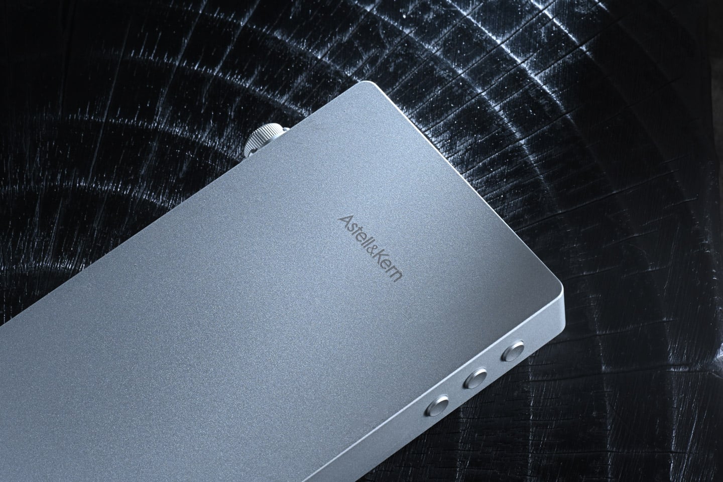 過往大家講起 Astell&Kern，最易聯想到的是外形輪廓分明、造工扎實。但若果要講到真正適合長時間外出使用、又要兼顧推力與續航，前作往往總會留低少少遺憾。幸好，PD5 的出現，正正就將這個空缺填補了。
PD5 沒有追求旗艦播放器的大尺寸，而是將機身控制在約 198g，配合 4.1 吋觸控屏幕及 3.5mm、4.4mm 雙輸出，維持隨身播放器應有的便攜性。更值得留意的是，其內部採用八枚 Cirrus Logic CS43198 DAC，並透過不同 DAC 運作模式在音質、輸出及耗電之間作出取捨。PD5 最值得討論的，其實是如何將高規格解碼架構、續航力，以及 EnviroTune 環境噪音補償放進一部相對細小的播放器之中。