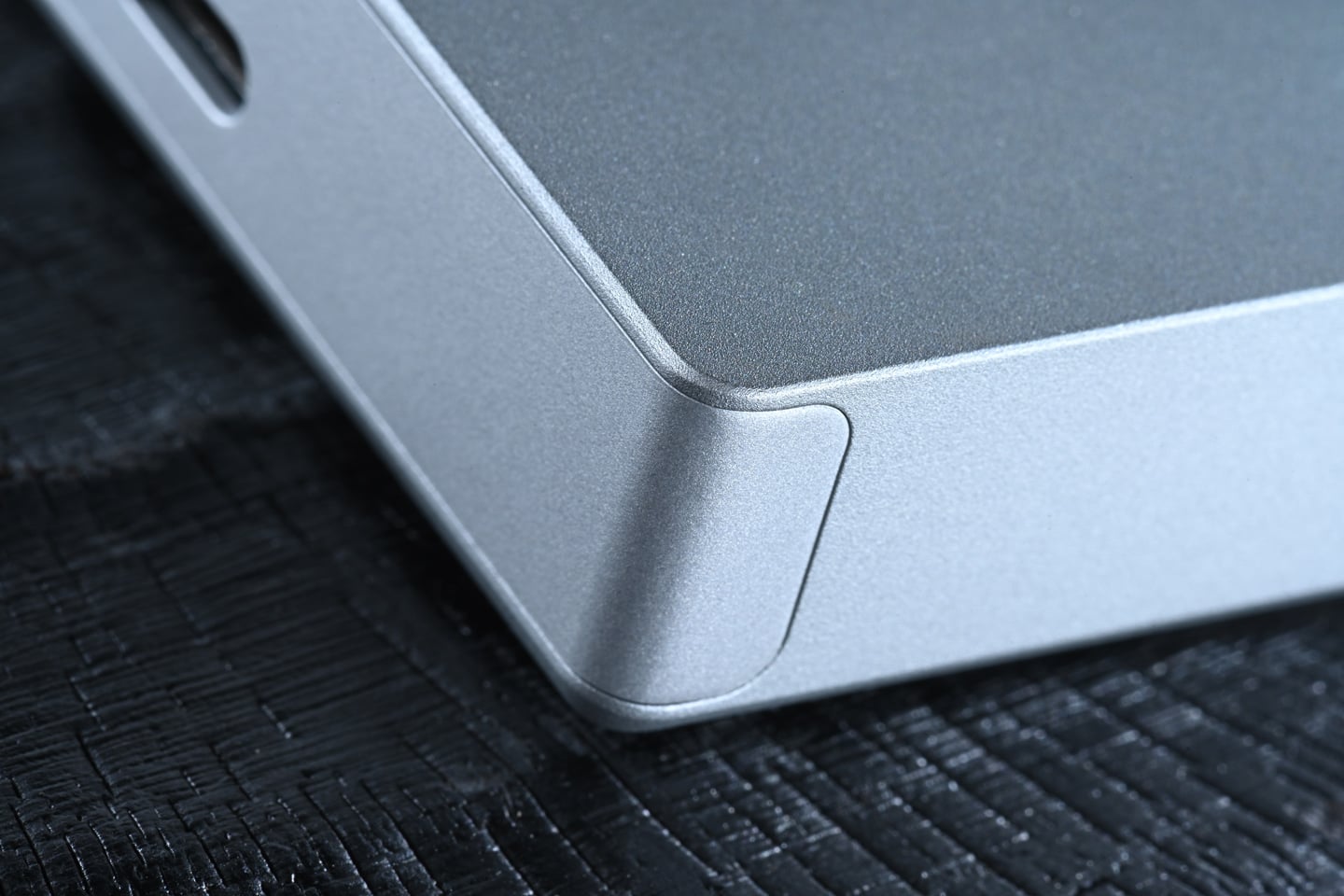 過往大家講起 Astell&Kern，最易聯想到的是外形輪廓分明、造工扎實。但若果要講到真正適合長時間外出使用、又要兼顧推力與續航，前作往往總會留低少少遺憾。幸好，PD5 的出現，正正就將這個空缺填補了。
PD5 沒有追求旗艦播放器的大尺寸，而是將機身控制在約 198g，配合 4.1 吋觸控屏幕及 3.5mm、4.4mm 雙輸出，維持隨身播放器應有的便攜性。更值得留意的是，其內部採用八枚 Cirrus Logic CS43198 DAC，並透過不同 DAC 運作模式在音質、輸出及耗電之間作出取捨。PD5 最值得討論的，其實是如何將高規格解碼架構、續航力，以及 EnviroTune 環境噪音補償放進一部相對細小的播放器之中。