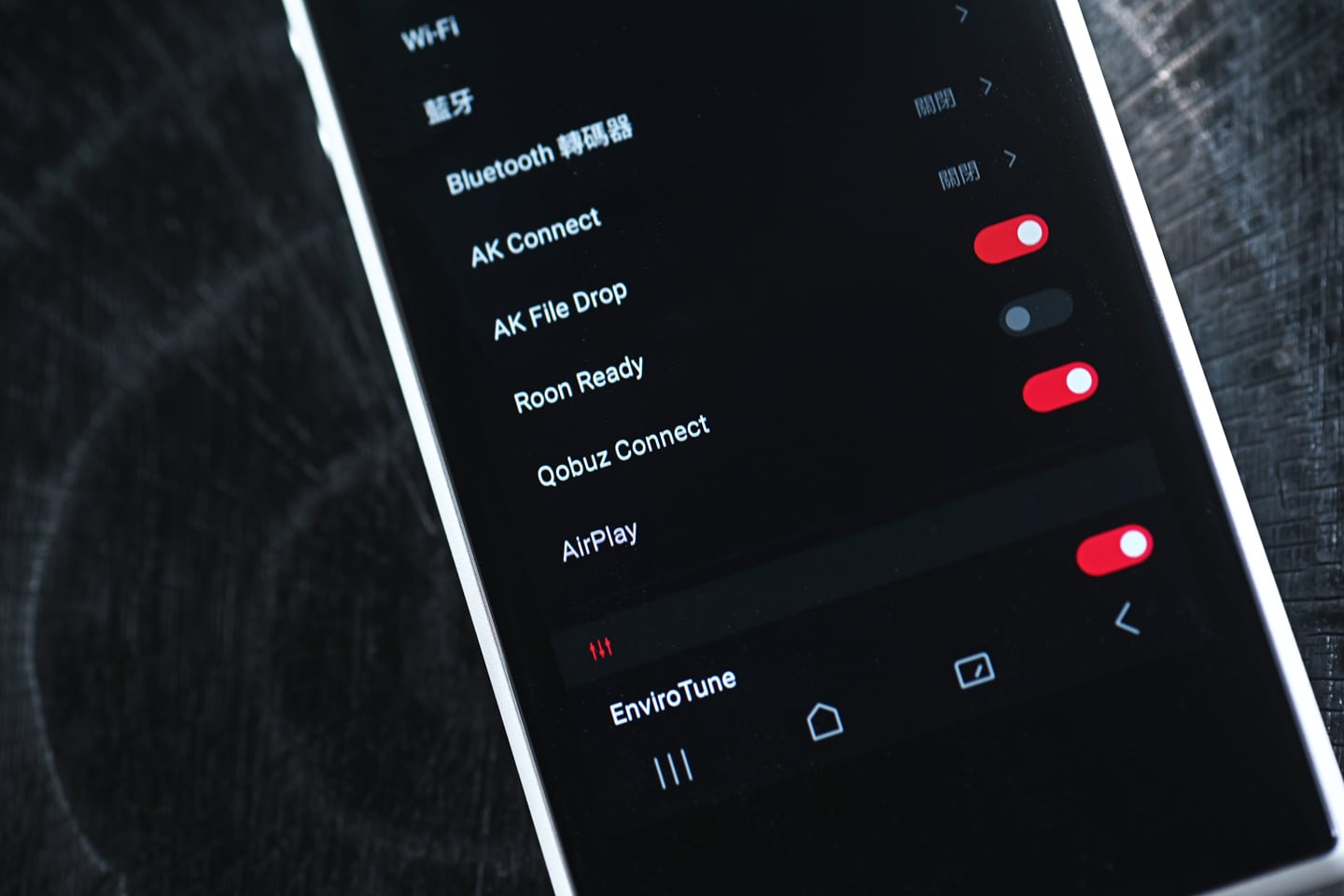 過往大家講起 Astell&Kern，最易聯想到的是外形輪廓分明、造工扎實。但若果要講到真正適合長時間外出使用、又要兼顧推力與續航，前作往往總會留低少少遺憾。幸好，PD5 的出現，正正就將這個空缺填補了。
PD5 沒有追求旗艦播放器的大尺寸，而是將機身控制在約 198g，配合 4.1 吋觸控屏幕及 3.5mm、4.4mm 雙輸出，維持隨身播放器應有的便攜性。更值得留意的是，其內部採用八枚 Cirrus Logic CS43198 DAC，並透過不同 DAC 運作模式在音質、輸出及耗電之間作出取捨。PD5 最值得討論的，其實是如何將高規格解碼架構、續航力，以及 EnviroTune 環境噪音補償放進一部相對細小的播放器之中。