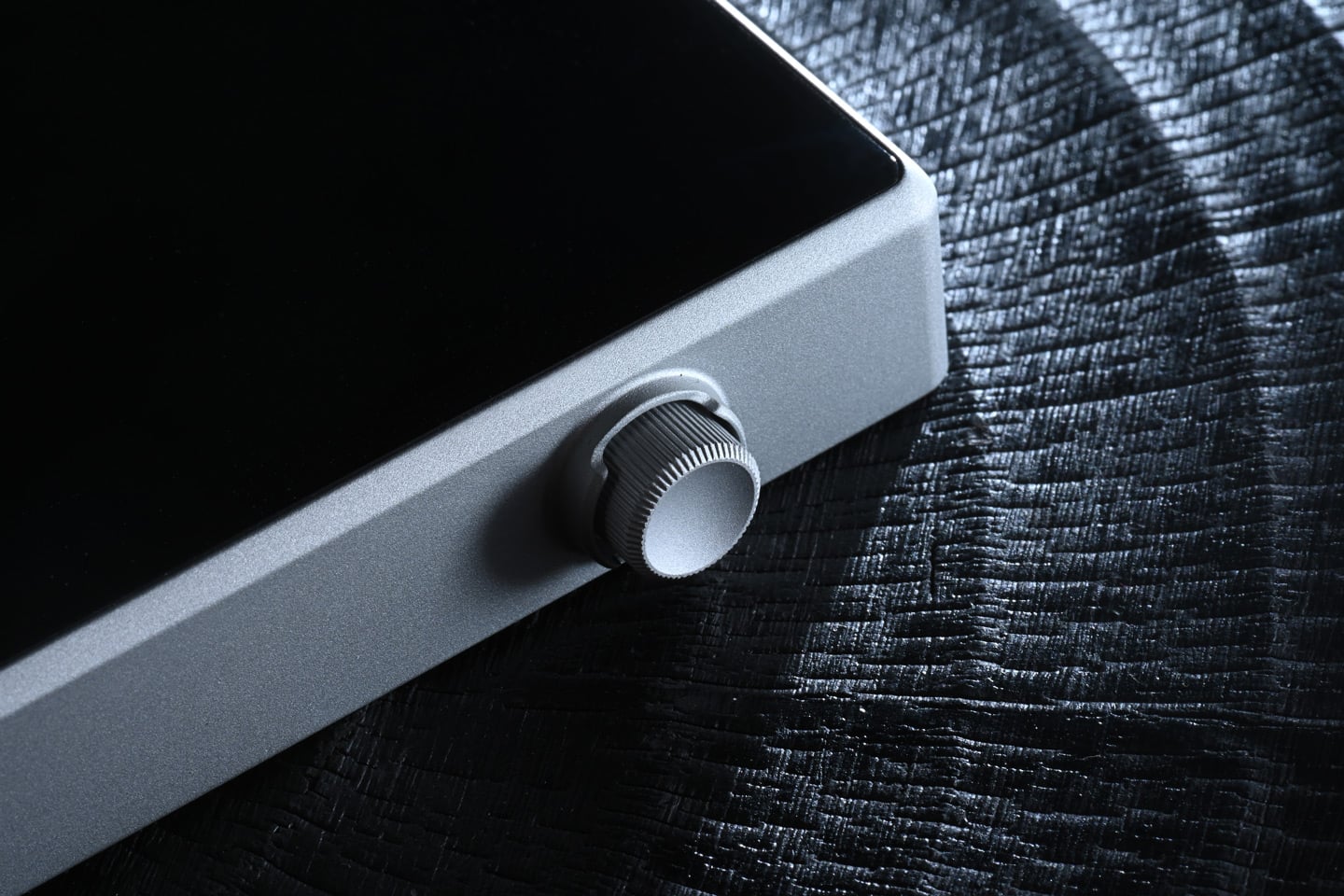 過往大家講起 Astell&Kern，最易聯想到的是外形輪廓分明、造工扎實。但若果要講到真正適合長時間外出使用、又要兼顧推力與續航，前作往往總會留低少少遺憾。幸好，PD5 的出現，正正就將這個空缺填補了。
PD5 沒有追求旗艦播放器的大尺寸，而是將機身控制在約 198g，配合 4.1 吋觸控屏幕及 3.5mm、4.4mm 雙輸出，維持隨身播放器應有的便攜性。更值得留意的是，其內部採用八枚 Cirrus Logic CS43198 DAC，並透過不同 DAC 運作模式在音質、輸出及耗電之間作出取捨。PD5 最值得討論的，其實是如何將高規格解碼架構、續航力，以及 EnviroTune 環境噪音補償放進一部相對細小的播放器之中。