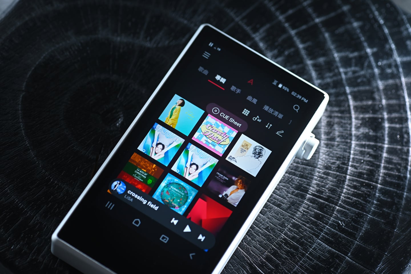 過往大家講起 Astell&Kern，最易聯想到的是外形輪廓分明、造工扎實。但若果要講到真正適合長時間外出使用、又要兼顧推力與續航，前作往往總會留低少少遺憾。幸好，PD5 的出現，正正就將這個空缺填補了。
PD5 沒有追求旗艦播放器的大尺寸，而是將機身控制在約 198g，配合 4.1 吋觸控屏幕及 3.5mm、4.4mm 雙輸出，維持隨身播放器應有的便攜性。更值得留意的是，其內部採用八枚 Cirrus Logic CS43198 DAC，並透過不同 DAC 運作模式在音質、輸出及耗電之間作出取捨。PD5 最值得討論的，其實是如何將高規格解碼架構、續航力，以及 EnviroTune 環境噪音補償放進一部相對細小的播放器之中。