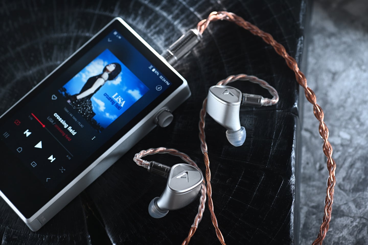 過往大家講起 Astell&Kern，最易聯想到的是外形輪廓分明、造工扎實。但若果要講到真正適合長時間外出使用、又要兼顧推力與續航，前作往往總會留低少少遺憾。幸好，PD5 的出現，正正就將這個空缺填補了。
PD5 沒有追求旗艦播放器的大尺寸，而是將機身控制在約 198g，配合 4.1 吋觸控屏幕及 3.5mm、4.4mm 雙輸出，維持隨身播放器應有的便攜性。更值得留意的是，其內部採用八枚 Cirrus Logic CS43198 DAC，並透過不同 DAC 運作模式在音質、輸出及耗電之間作出取捨。PD5 最值得討論的，其實是如何將高規格解碼架構、續航力，以及 EnviroTune 環境噪音補償放進一部相對細小的播放器之中。