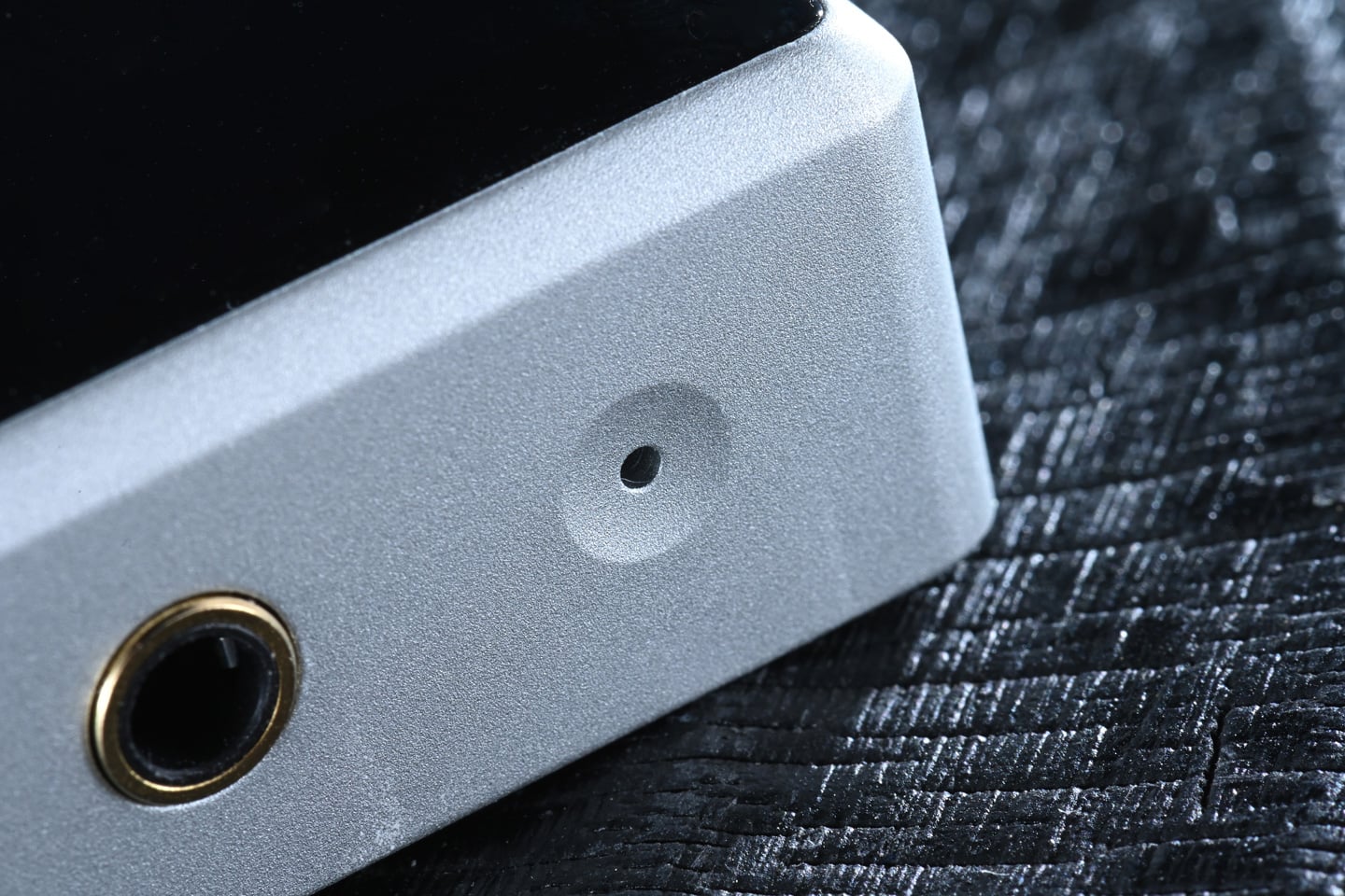 過往大家講起 Astell&Kern，最易聯想到的是外形輪廓分明、造工扎實。但若果要講到真正適合長時間外出使用、又要兼顧推力與續航，前作往往總會留低少少遺憾。幸好，PD5 的出現，正正就將這個空缺填補了。
PD5 沒有追求旗艦播放器的大尺寸，而是將機身控制在約 198g，配合 4.1 吋觸控屏幕及 3.5mm、4.4mm 雙輸出，維持隨身播放器應有的便攜性。更值得留意的是，其內部採用八枚 Cirrus Logic CS43198 DAC，並透過不同 DAC 運作模式在音質、輸出及耗電之間作出取捨。PD5 最值得討論的，其實是如何將高規格解碼架構、續航力，以及 EnviroTune 環境噪音補償放進一部相對細小的播放器之中。