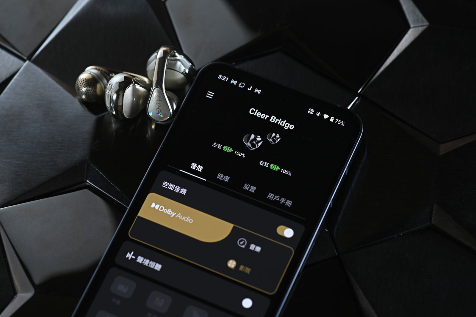 開放式耳機愈來愈受歡迎，原因其實很生活化：聽音樂時不用塞住耳道，在辦公室可以隨時回應同事，外出亦能留意周遭動靜。不過，換成夾耳式設計，也不代表舒適問題便自然消失；夾得太緊，戴久了耳廓仍會痠痛，夾得太鬆，又難免擔心走動時滑落。近年積極發展開放式耳機的 Cleer，繼 ARC 系列後推出旗下首款夾耳式真無線耳機 Bridge，便嘗試從結構、承托及聲音調校幾方面著手，讓這類耳機更適合長時間使用。