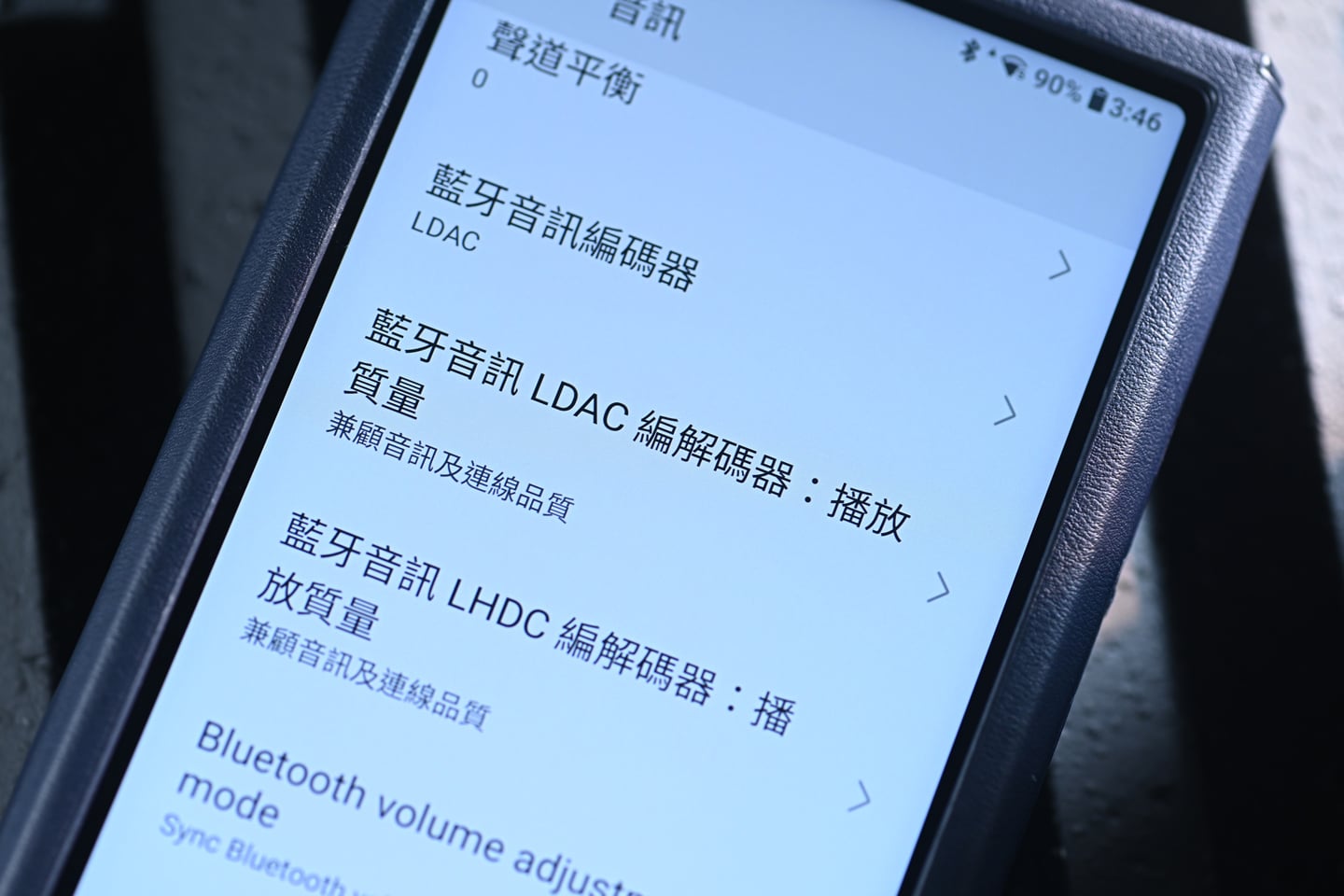 以往生產播放器的廠商會以不同型號區分解碼晶片、放大線路及調音風格，讓用家按預算與喜好作出選擇。但 FiiO 今次推出的 M25，卻採取另一種策略，在同一機身提供 VERITA 與 R2R PRO 兩個版本，前者採用 AKM 旗艦級 DAC 架構；後者則以品牌自研的分段式 R2R 電阻陣列負責數碼轉換，將兩種不同的解碼理念帶進同款的隨身播放器。