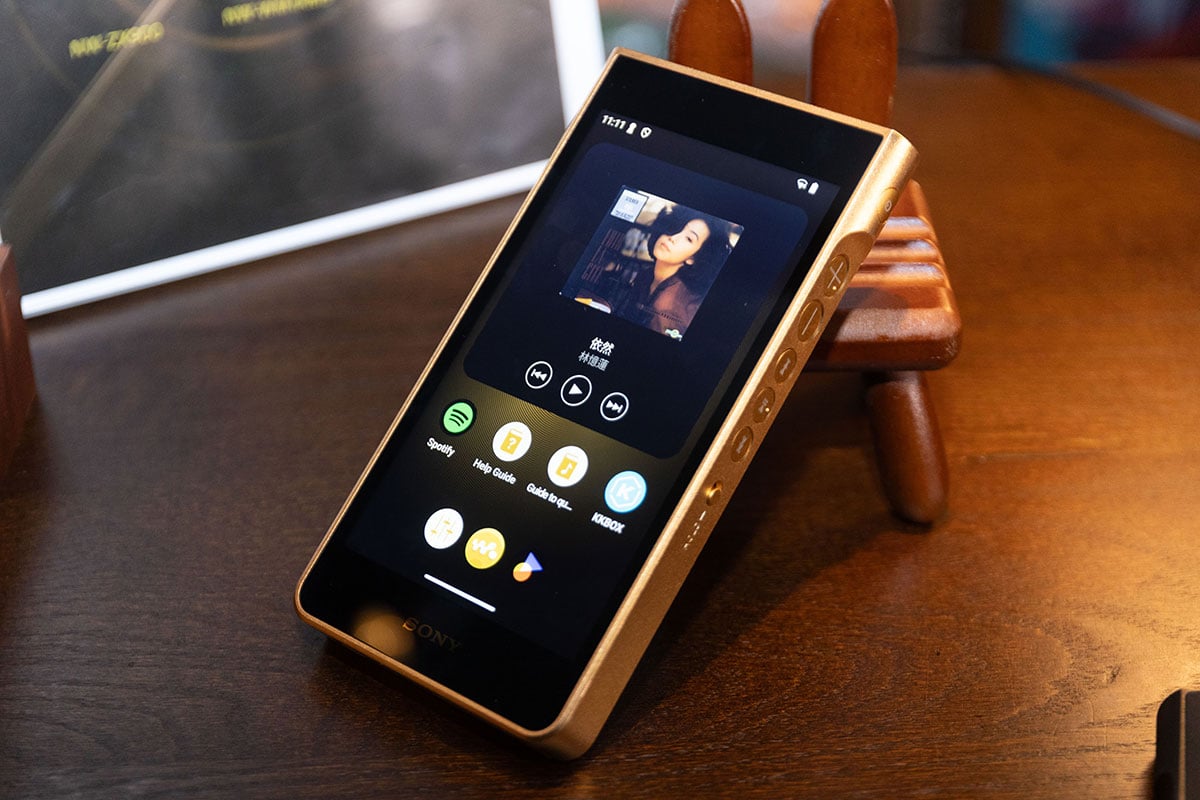 Sony 剛剛正式在香港推出全新 Walkman 數碼音樂播放器 NW-WM1ZM3、NW-WM1AM3 以及 NW-ZX900，作為新一代的金磚和黑磚，新系列由用料到功能都全面升級，機身也更「重磅」。