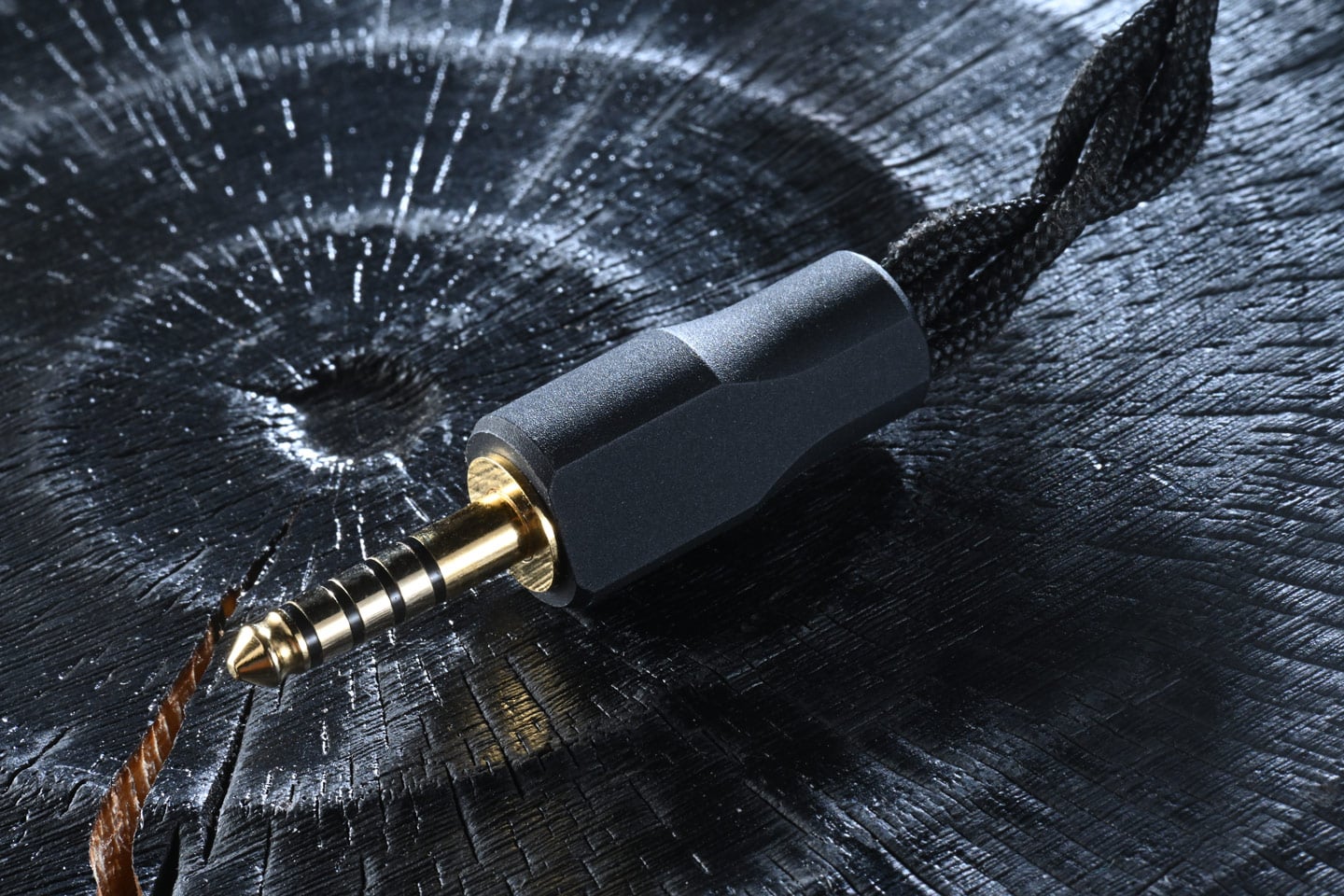 Starry Audio 超旗艦耳機 Alles，以德文「一切」為名，定位為星空系列的旗艦型號。由 Yoru、Syzygy、Yozora 到 Bolide，系列一路累積的設計與技術嘗試，均在 Alles 身上匯聚。每邊耳機搭載 15 個單元，採用四路分音架構，配置 4 枚靜電單元、10 枚動鐵單元及 1 枚 9.2mm 動圈單元，分別負責不同頻段。品牌亦加入聲壓混合架構，改善動圈與動鐵之間的聲波銜接，讓各類單元在同一套聲音調校中發揮所長。