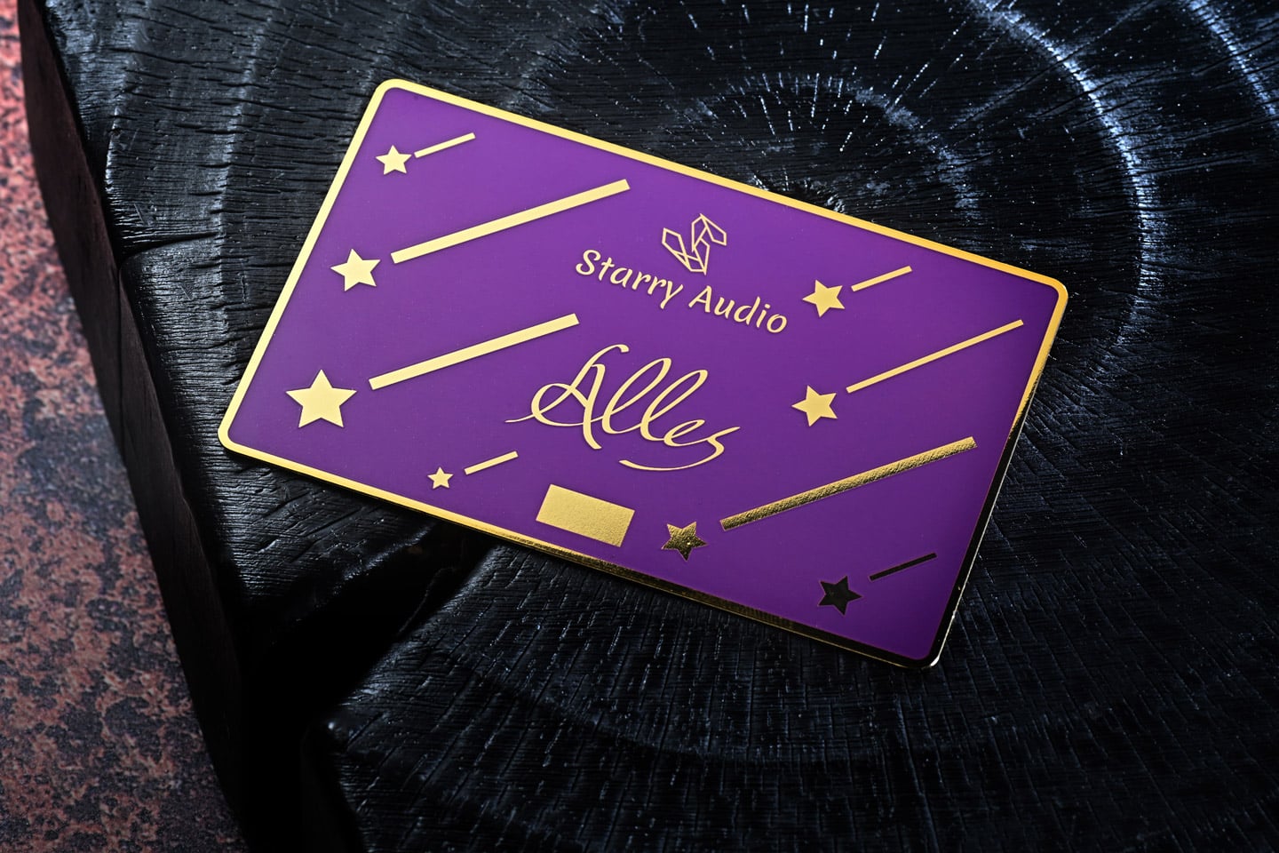 Starry Audio 超旗艦耳機 Alles，以德文「一切」為名，定位為星空系列的旗艦型號。由 Yoru、Syzygy、Yozora 到 Bolide，系列一路累積的設計與技術嘗試，均在 Alles 身上匯聚。每邊耳機搭載 15 個單元，採用四路分音架構，配置 4 枚靜電單元、10 枚動鐵單元及 1 枚 9.2mm 動圈單元，分別負責不同頻段。品牌亦加入聲壓混合架構，改善動圈與動鐵之間的聲波銜接，讓各類單元在同一套聲音調校中發揮所長。